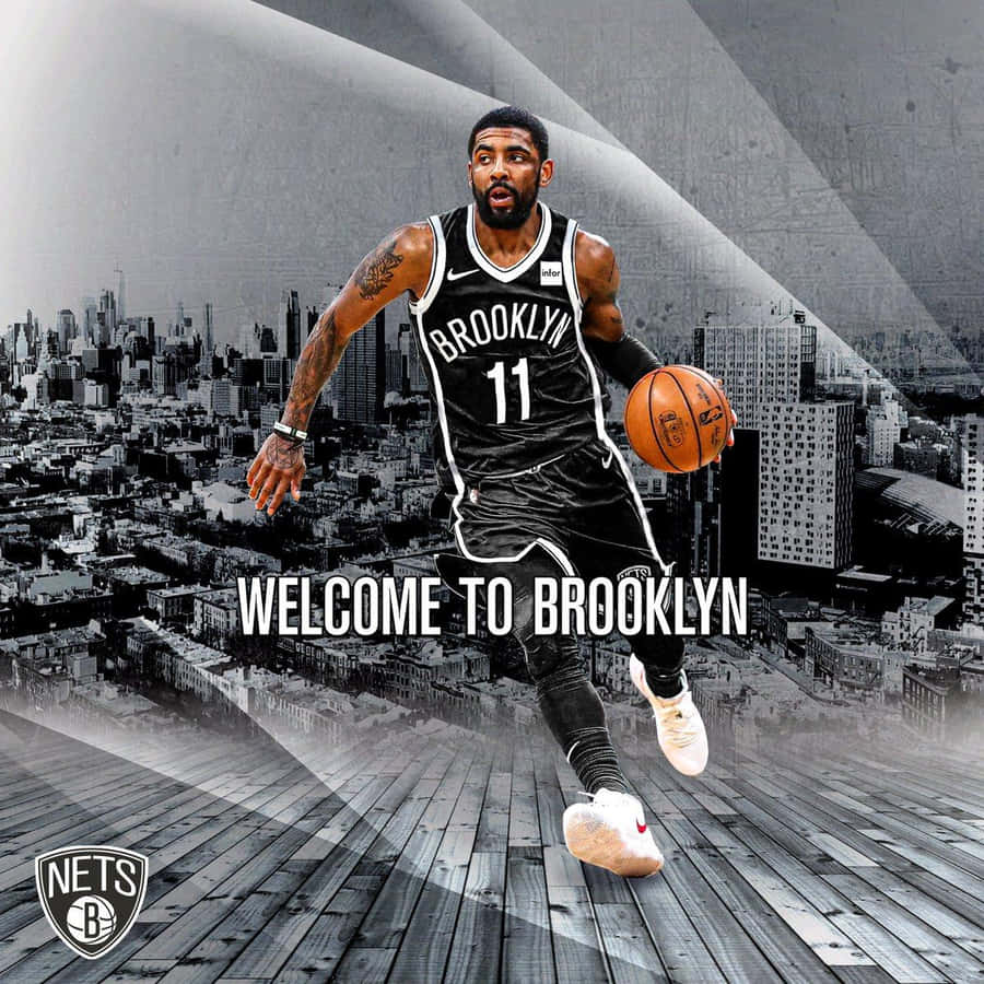 Kyrie Irving泳池畔展現時尚酷感 壁紙 — 一位身穿布魯克林籃網球衣的籃球運動員在單色城市景觀上方運球，並有粗體文字寫著 welcome to brooklyn。