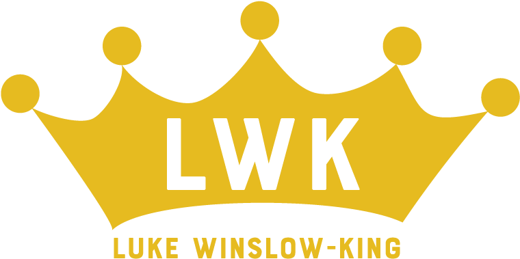 L W K 帝冠標誌 壁紙 — 一個大膽的金色皇冠標誌，下方有黑色縮寫 LWK 和全名 Luke Winslow-King，背景為黑色。