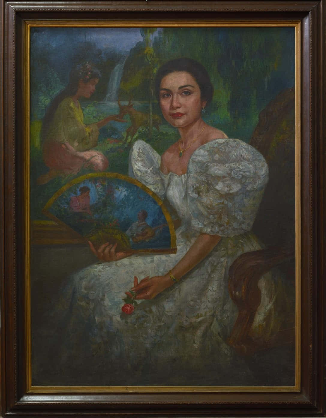 菲律賓國家美術館藏：伊雷內奧·L·米蘭達肖像 壁紙 — 一位身穿白色蕾絲裙的女子，手持扇子和玫瑰，坐在一幅瀑布和鹿的裱框畫前。