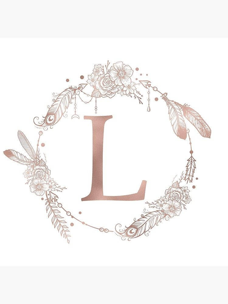 柔粉嫩字母L 壁紙 — 玫瑰金色字母 L，以精緻線條風格飾有花環和羽毛。
