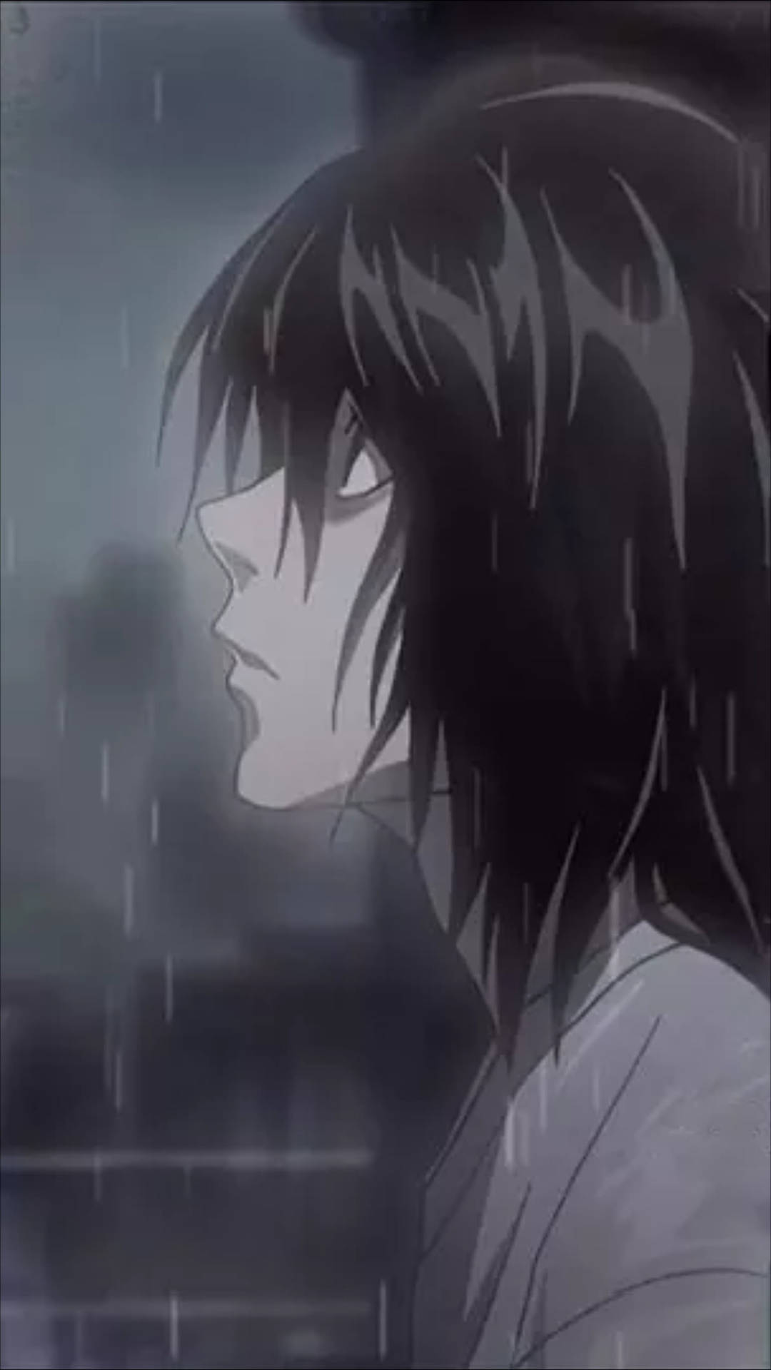 深色頭髮的動漫角色站在雨中，天空灰色