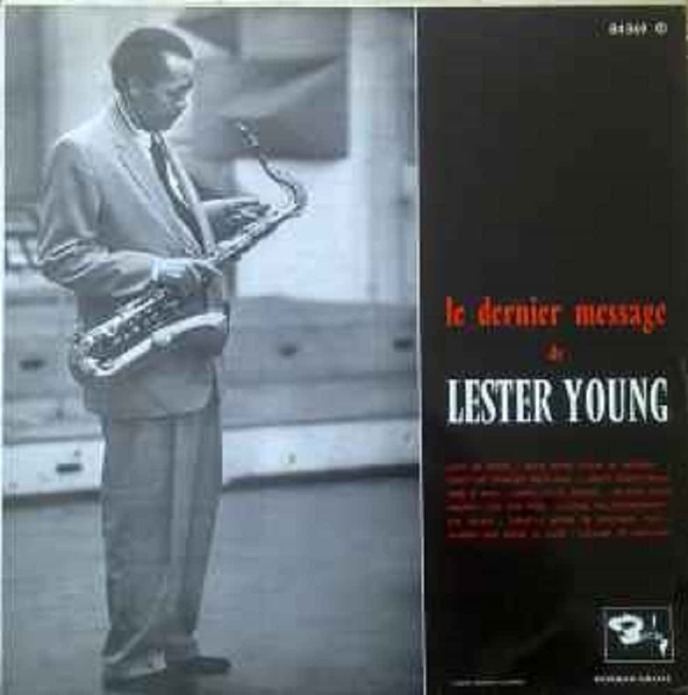 身穿西裝的爵士薩克斯風手 Lester Young 在專輯封面上演奏他的樂器。
