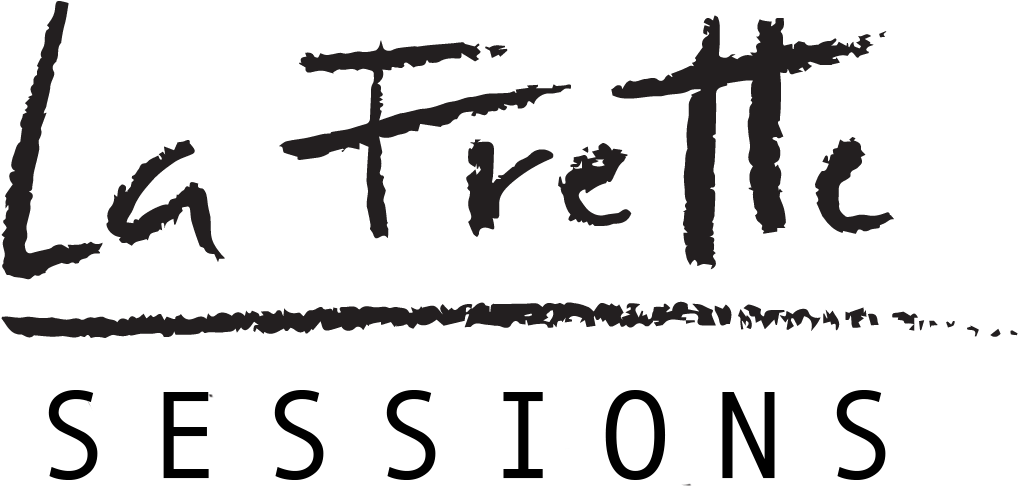 La Frette Sessions 標誌 壁紙 — 黑色背景上深灰色畫筆筆觸風格的手寫文字 La Frette。