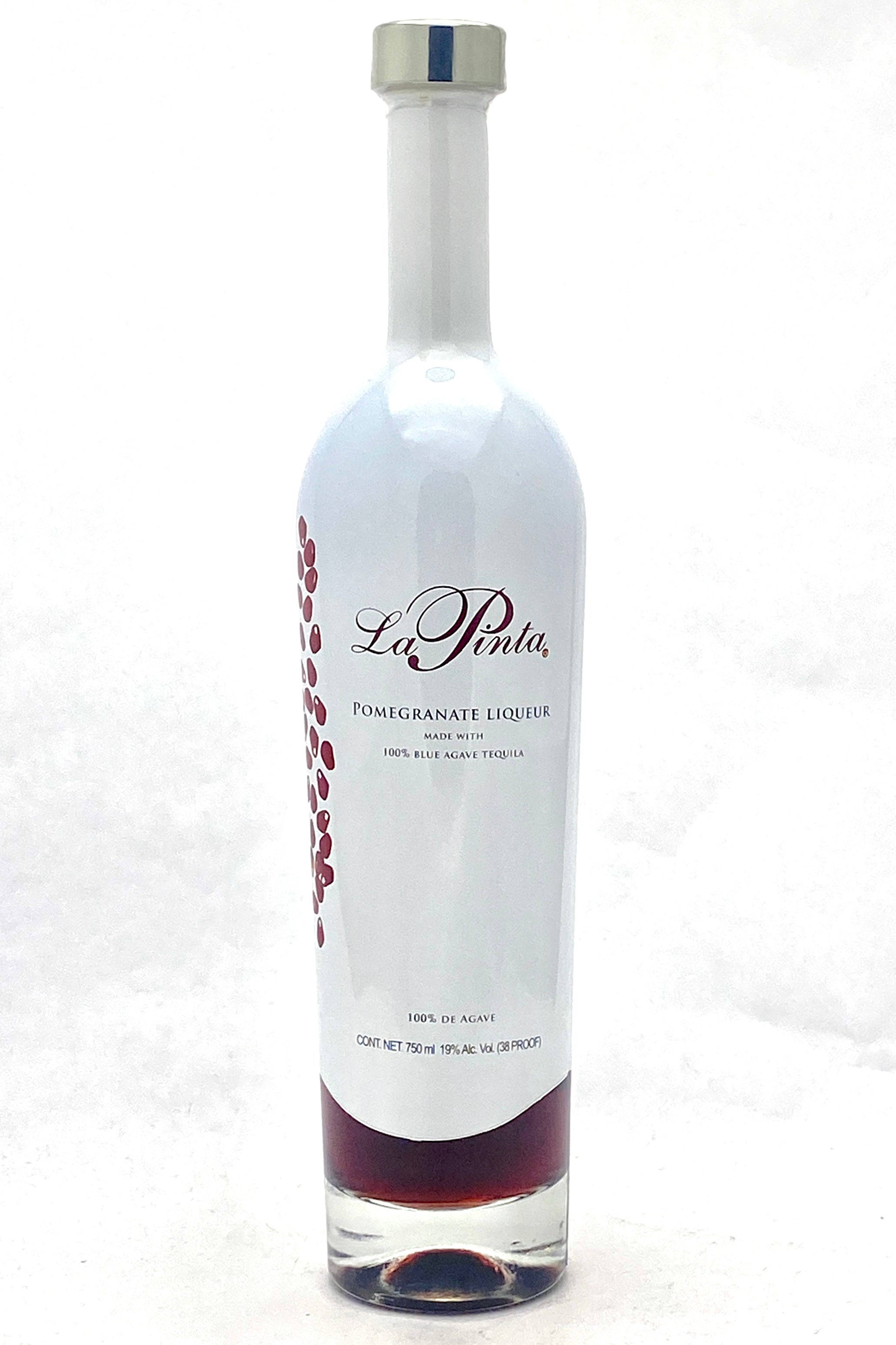 La Pinta石榴利口酒瓶純白背景 壁紙 — 一個時尚的白色La Pinta石榴利口酒瓶，立在柔軟紋理的白色背景前。