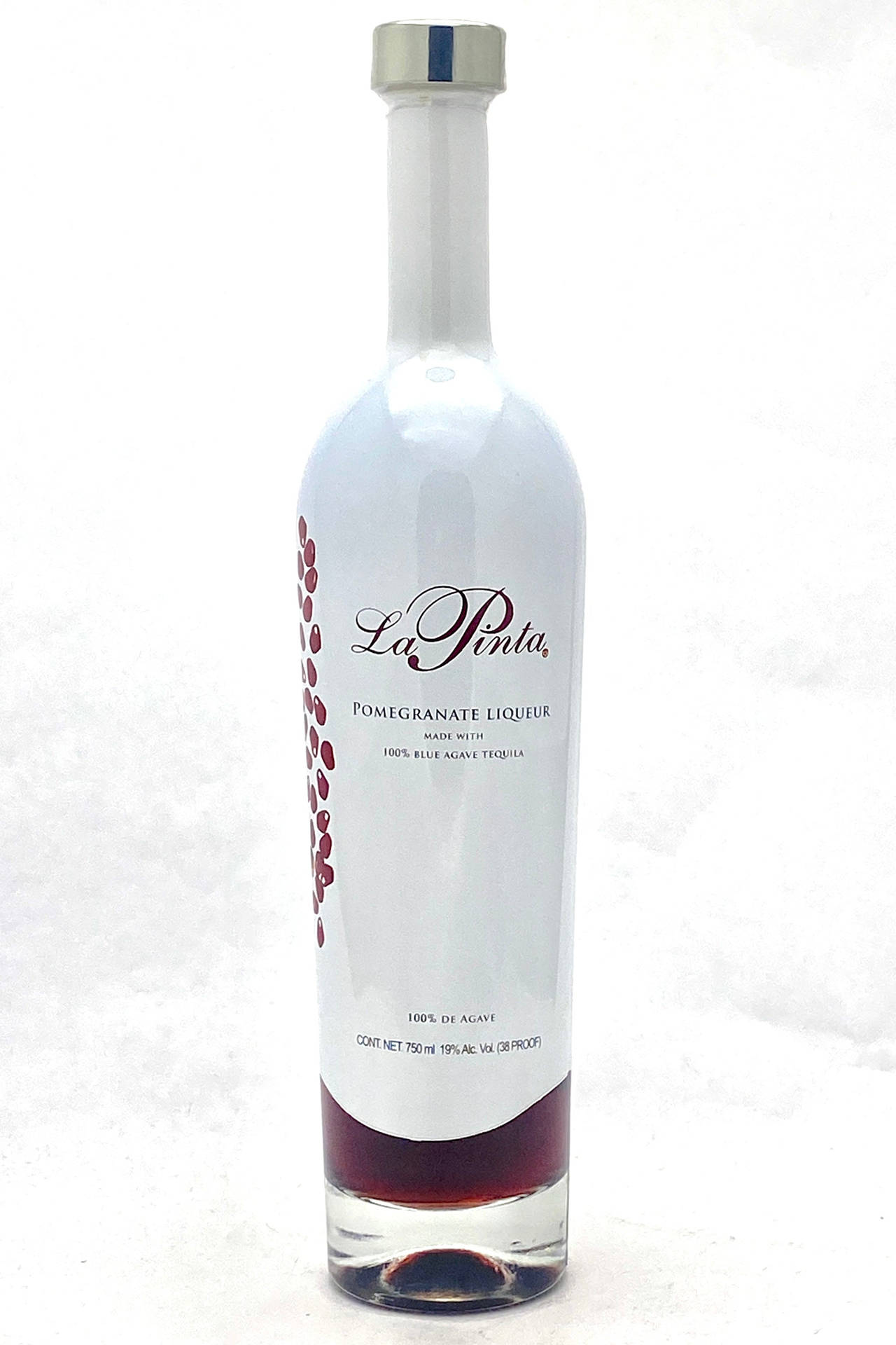 白色La Pinta石榴利口酒瓶，帶有紅色標籤和液體。