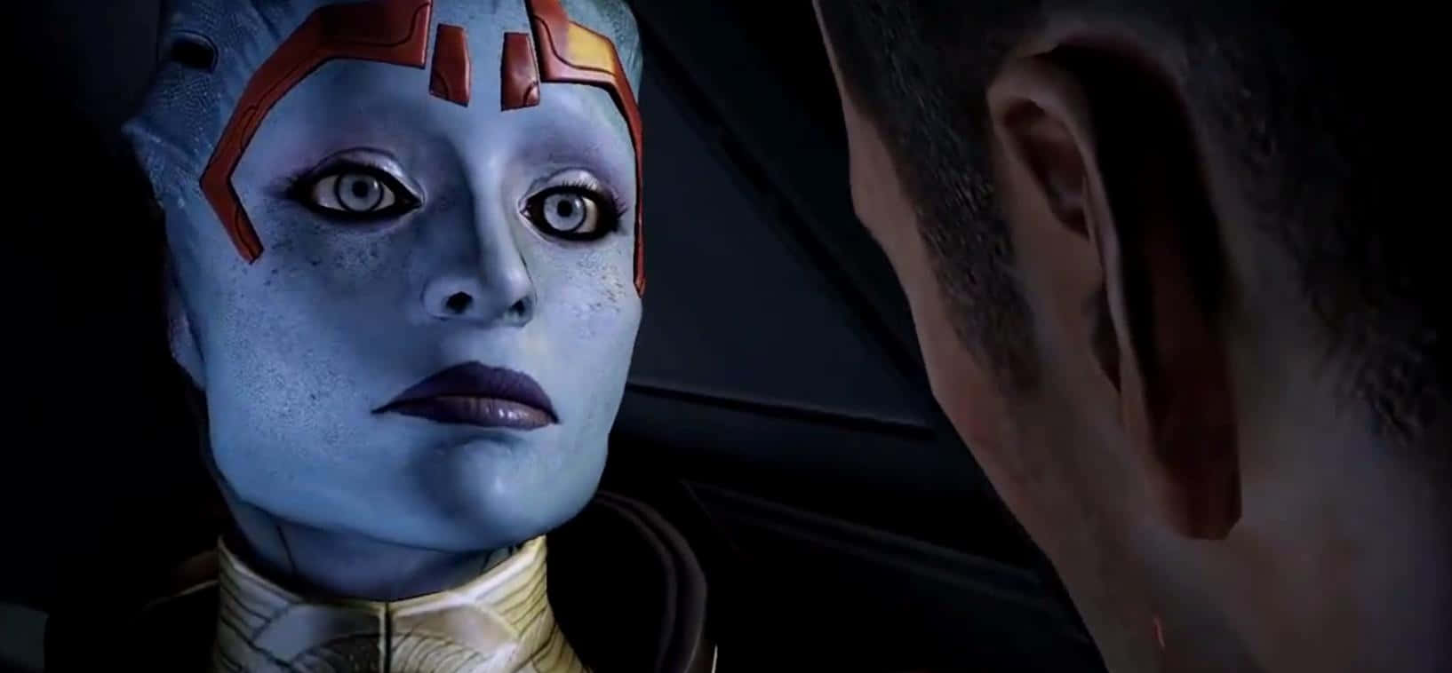 Mass Effect Samara 桌布 壁紙 — 一個藍皮膚、頭上有紅色標記的外星人，在昏暗的太空船內部專注地凝視著一個人類。