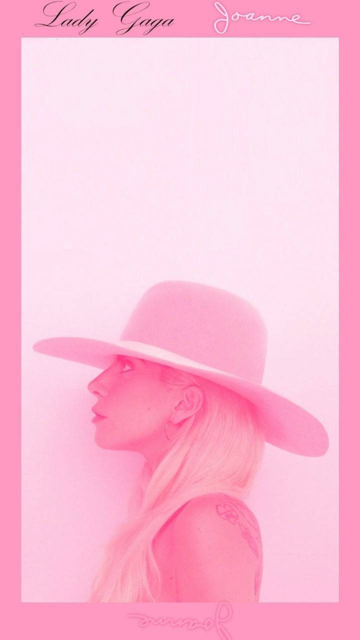 Lady Gaga 側面，戴著粉紅色帽子，背景是粉紅色，帶有專輯標題文字。