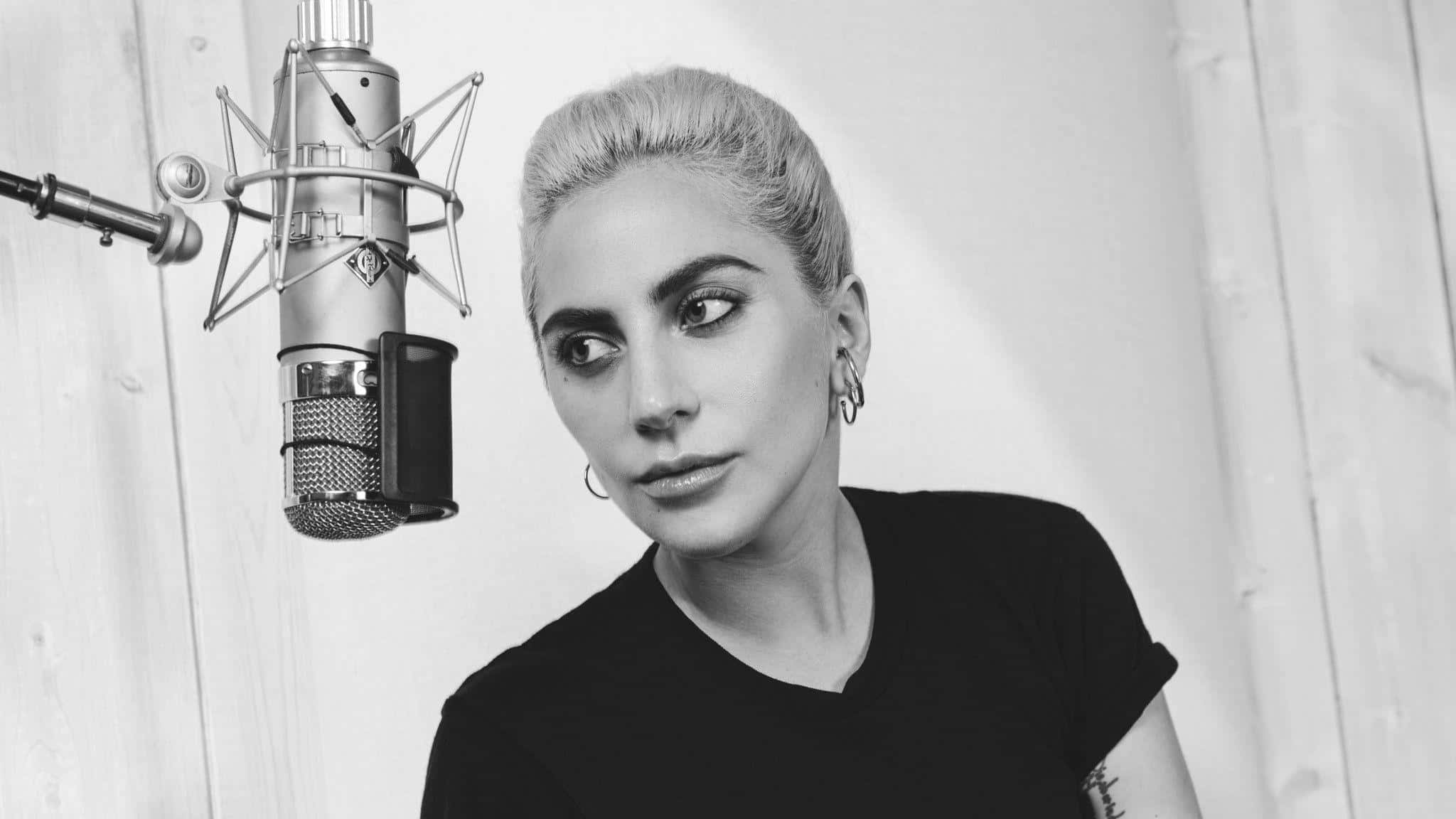 Lady Gaga 桌布 壁紙 — Lady Gaga 喺錄音室咪高峰旁邊側望嘅黑白肖像。