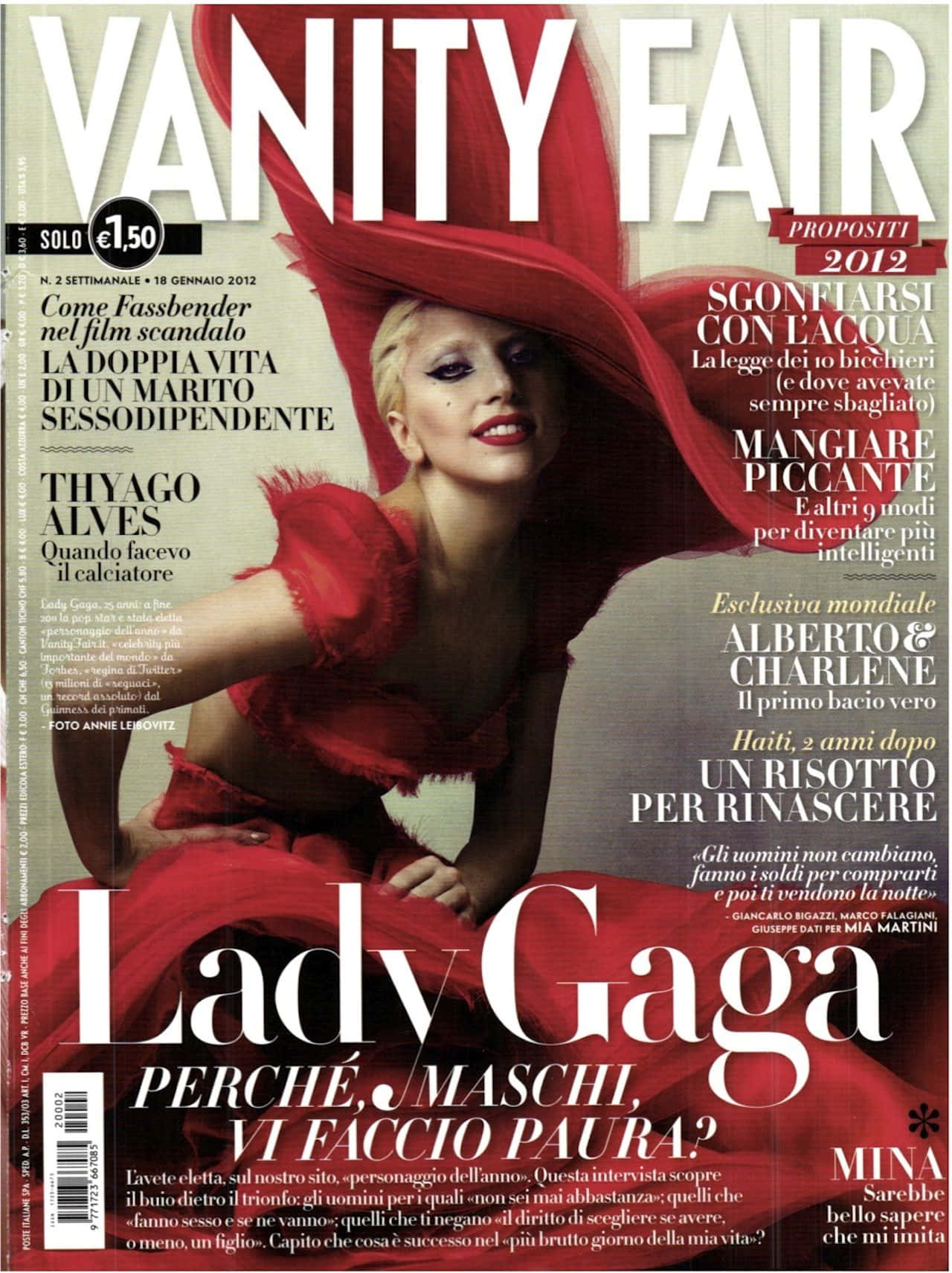 Magazine 桌布 壁紙 — Lady Gaga 身穿大膽的紅色羽毛長袍和超大帽子，在《Vanity Fair Italy》封面上戲劇性地擺姿勢。