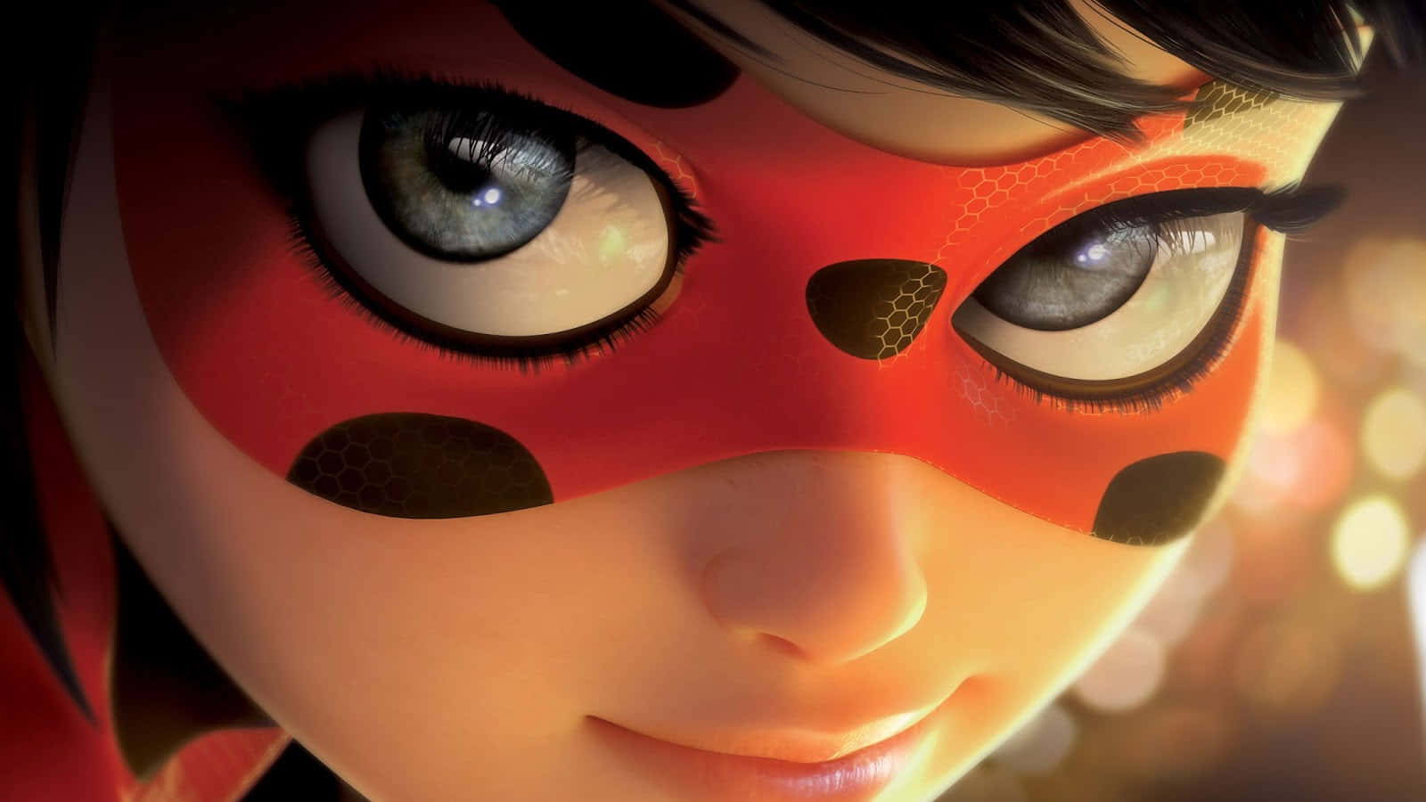 奇幻 桌布 壁紙 — Ladybug 堅定表情的特寫，眼睛發光，背景有溫暖的散景燈光。