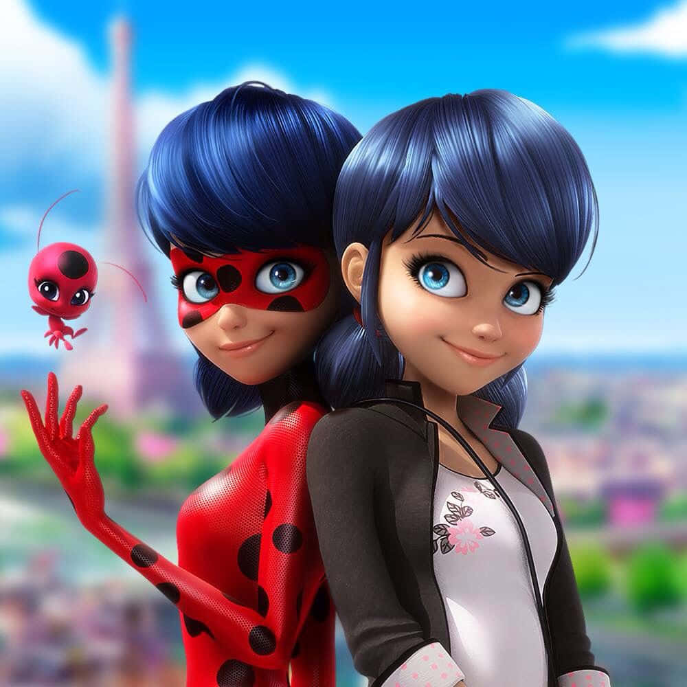 Ladybug，奇蹟超級英雄 壁紙 — 兩個藍色頭髮的動畫女孩在巴黎背靠背站立，身後是模糊的艾菲爾鐵塔。