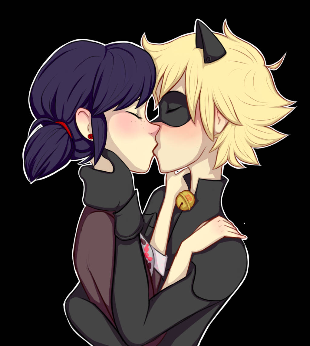 Ladybug 與 Cat Noir 的浪漫時刻 壁紙 — 兩個動漫角色在純黑背景前熱情接吻，一個深色頭髮戴紅色耳環，另一個金髮戴黑色眼罩。