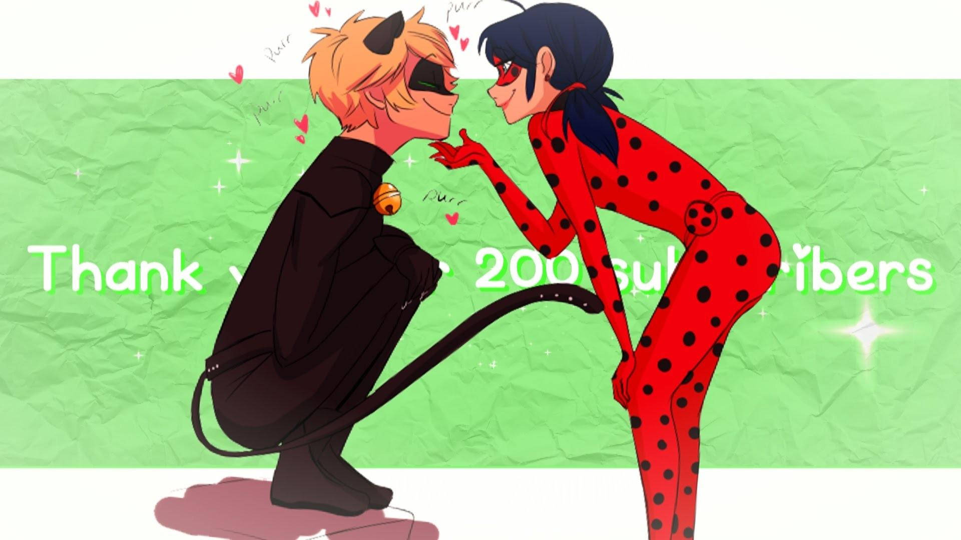 Ladybug 與 Cat Noir 一吻 撫摸下巴 壁紙 — 一個動漫風格插圖，描繪一隻戴面具的貓和瓢蟲超級英雄分享溫馨時刻，周圍漂浮著愛心。