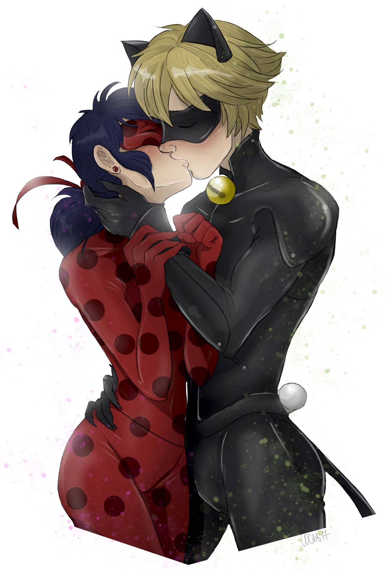 Ladybug 與 Cat Noir 漫畫風格一吻 壁紙 — 在斑點白色背景前，Ladybug 和 Cat Noir 穿著標誌性服裝的溫柔動漫風格之吻。