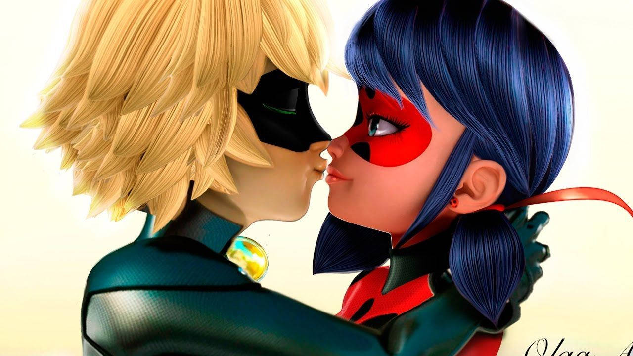 Ladybug 與 Cat Noir 動畫一吻 壁紙 — 兩個動畫超級英雄穿著戲服，在柔和發光的背景前親密接吻。