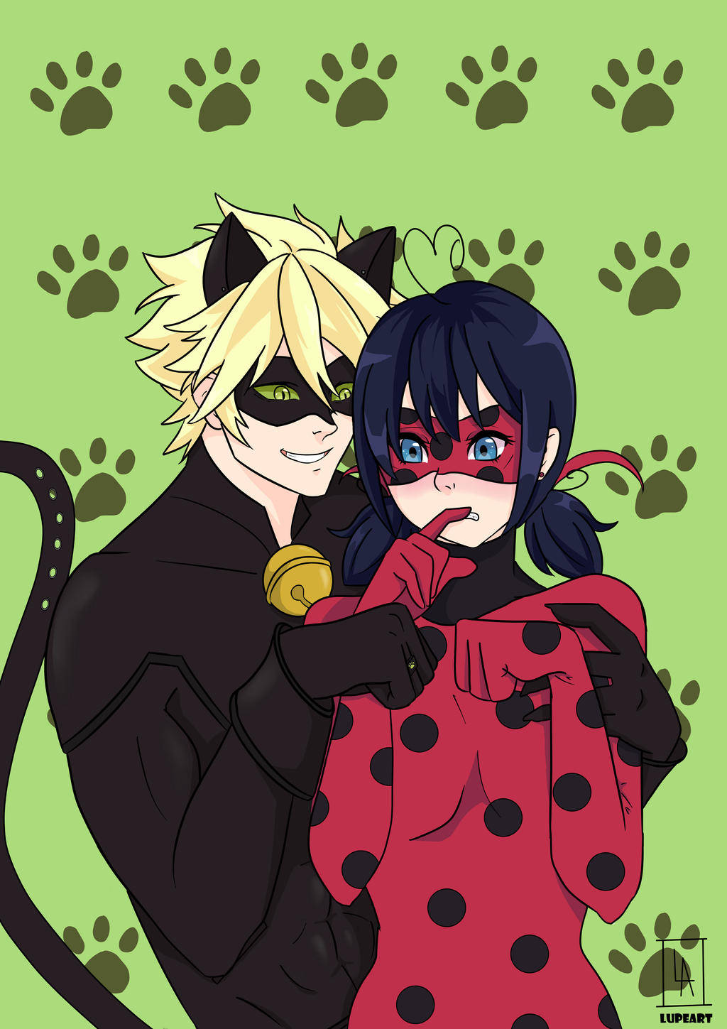 Ladybug 與 Cat Noir 一吻 狗紋圖案 壁紙 — 一對開心的動漫情侶穿著貓咪主題服裝，在帶有爪印的綠色背景前擺姿勢。