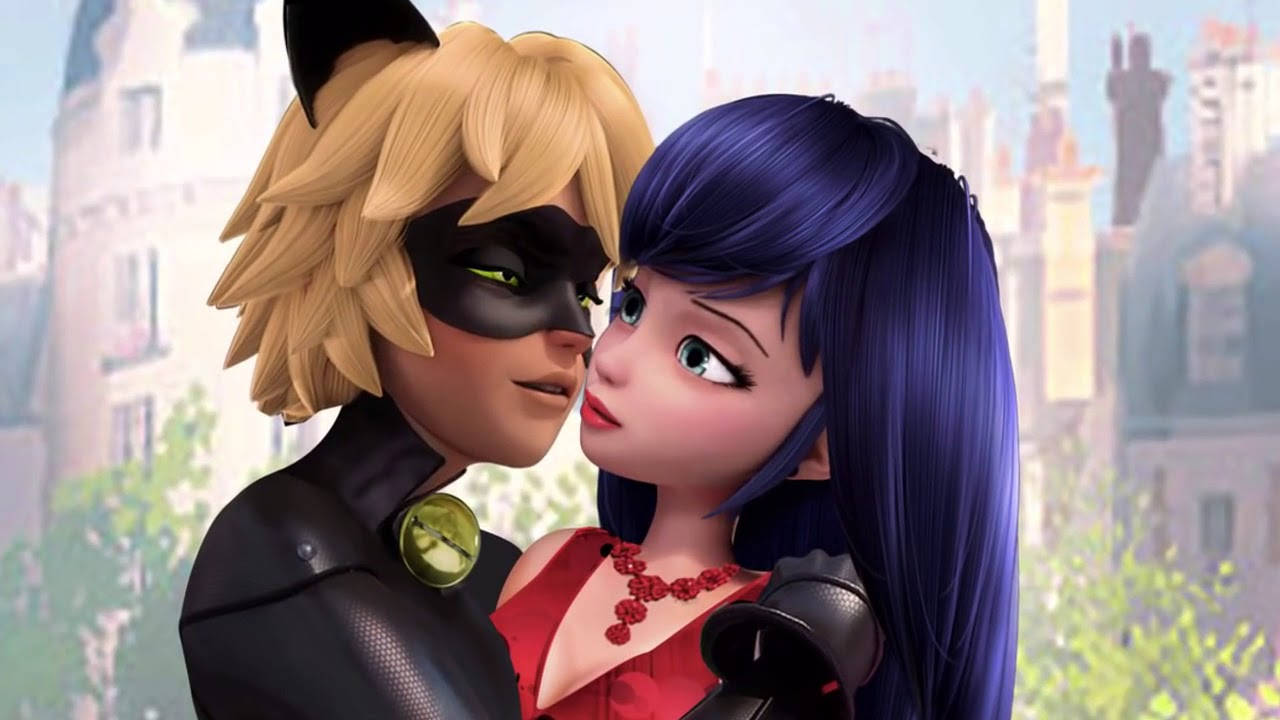 Ladybug 與 Cat Noir 一吻 露台城堡風景 壁紙 — 一個溫柔的動畫場景，Cat Noir 和 Ladybug 在巴黎城市景觀背景下分享親密時刻。