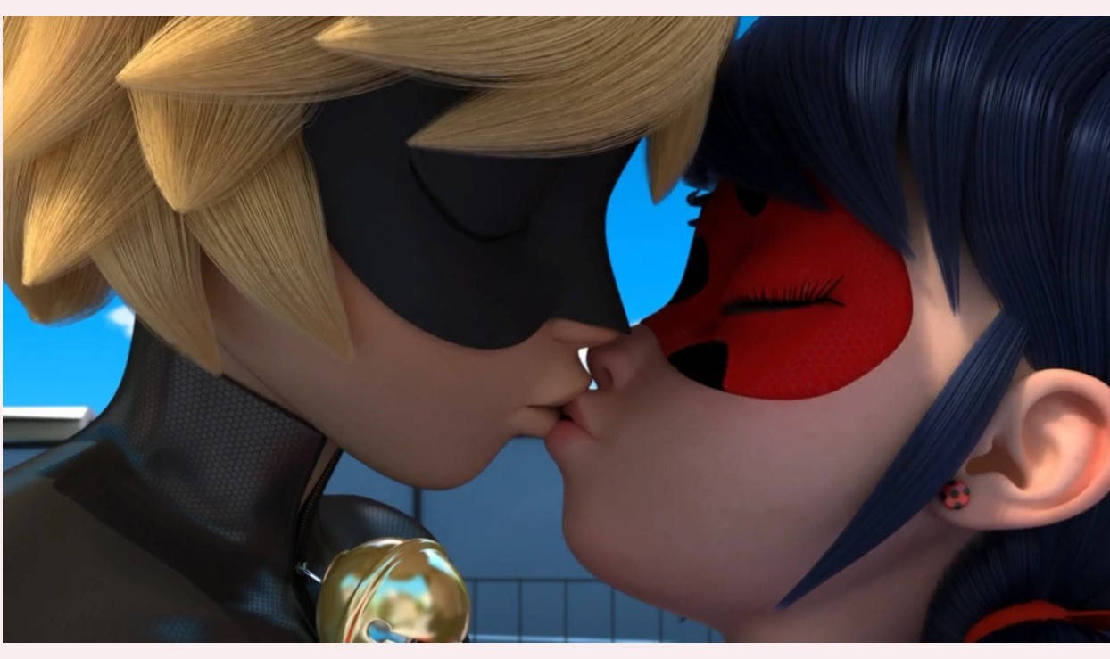 Ladybug 與 Cat Noir 浪漫一吻 壁紙 — 兩個戴面具的動畫超級英雄在明亮的藍色背景前親密接吻的特寫。