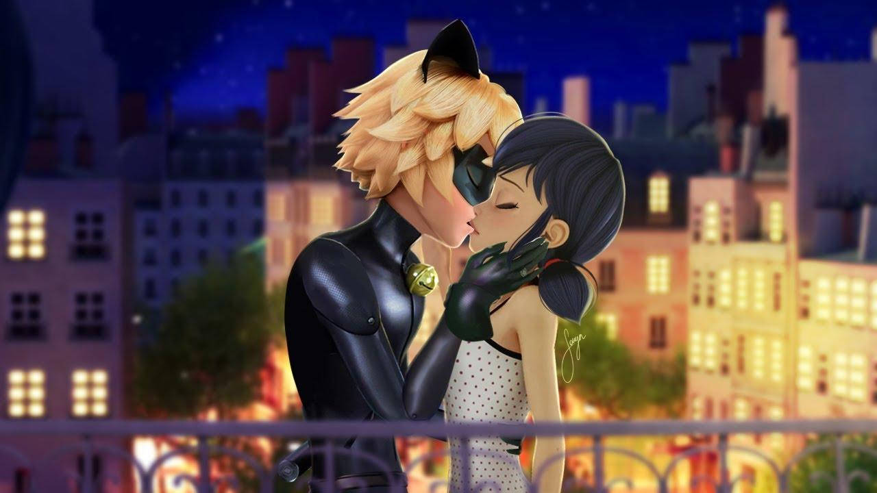 Ladybug 與 Cat Noir 露台一吻俯瞰城市 壁紙 — 一對浪漫的動漫情侶在陽台上接吻，俯瞰夜晚閃爍的城市景觀。