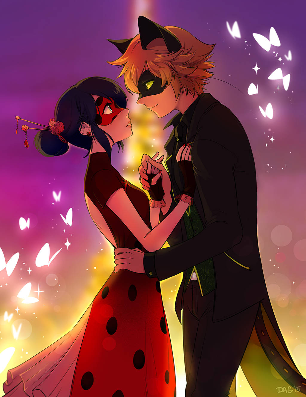 Ladybug 與 Cat Noir 一吻 舞動蝴蝶 壁紙 — 一對浪漫的動漫情侶穿著超級英雄服裝，在發光的蝴蝶和充滿活力的紫色日落中分享親密時刻。
