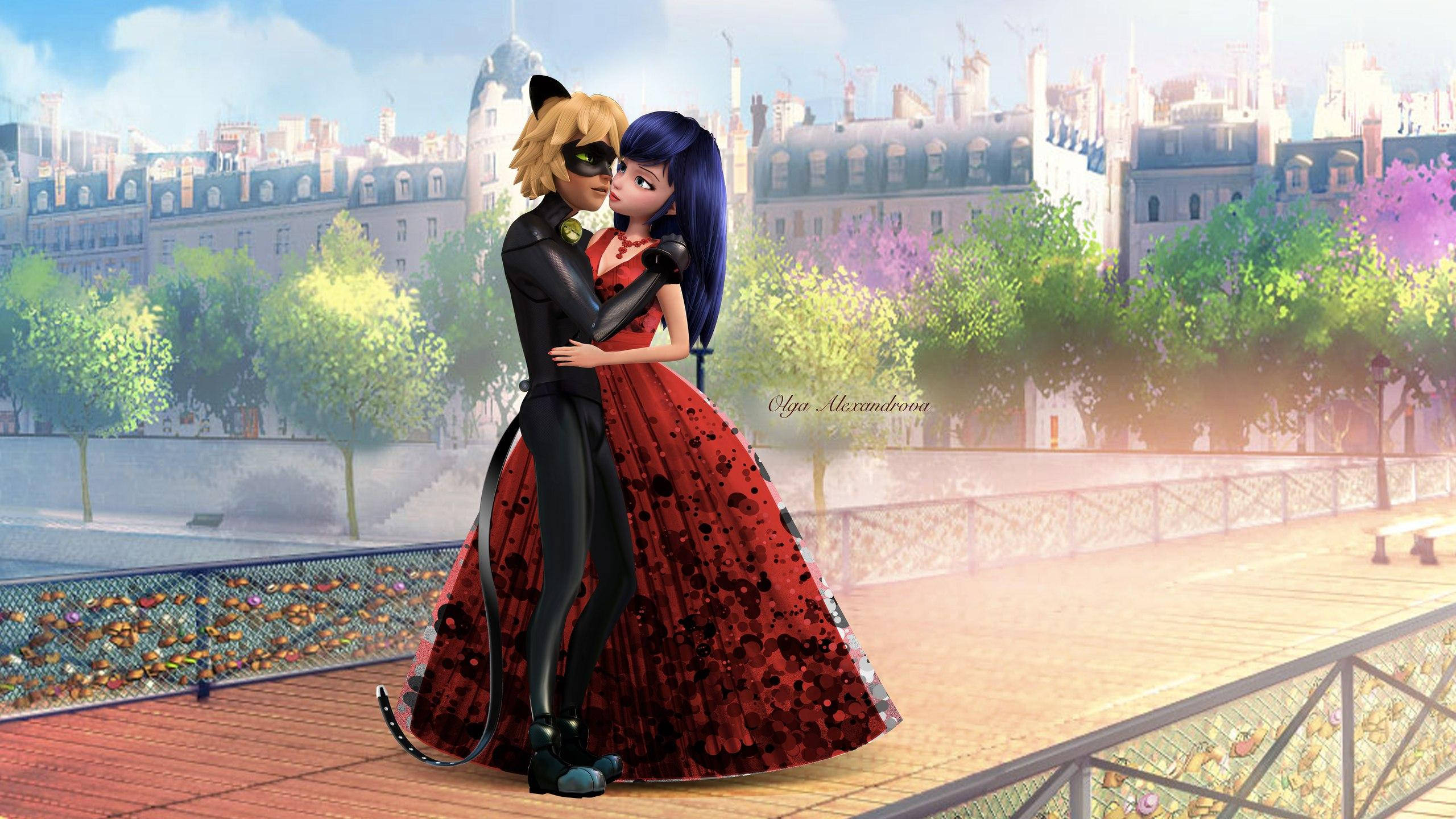 Ladybug 與 Cat Noir 橋上甜蜜一吻 壁紙 — 一對浪漫的動漫情侶在巴黎的橋上擁抱，背景是明亮的天空、色彩繽紛的樹木和歷史建築。