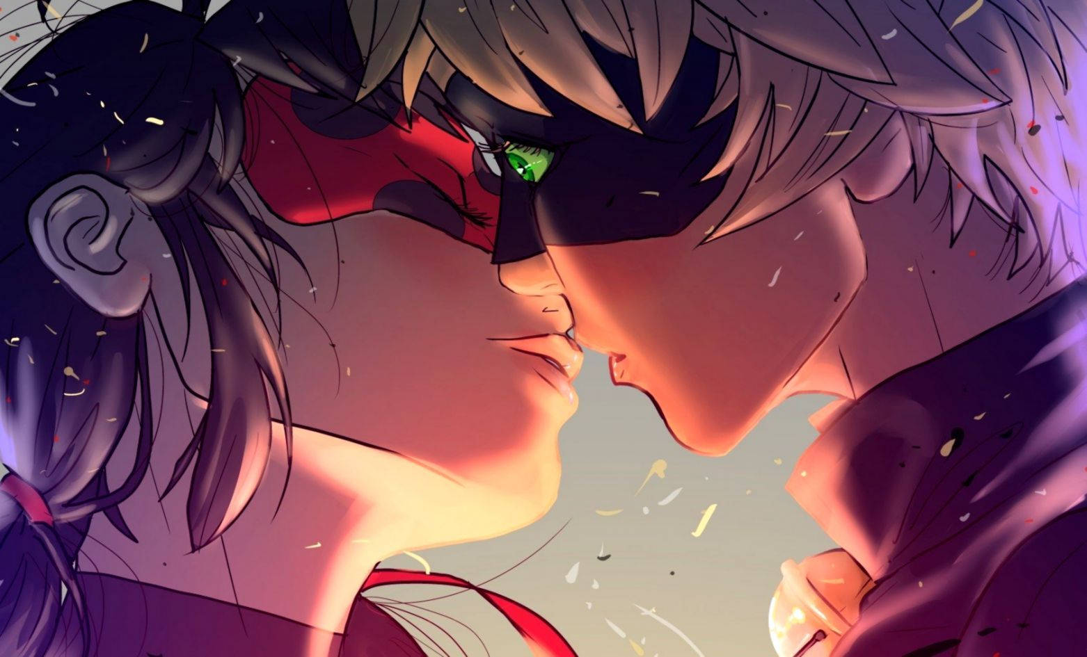 Ladybug 與 Cat Noir 綠色眼眸一吻 壁紙 — 兩個戴著面具的動漫角色，在發光的綠色眼睛和飄浮的彩紙中傾身親吻。