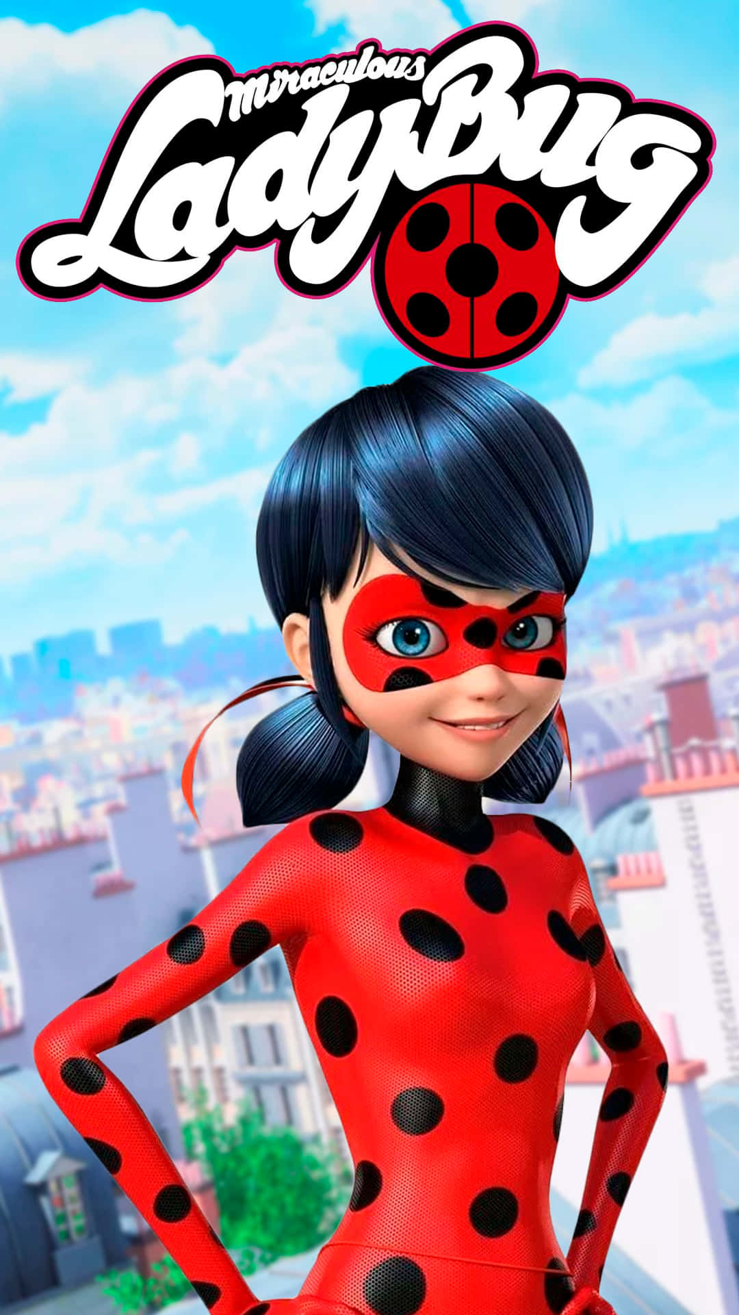 Ladybug在Cat Noir協助下翱翔戰鬥邪惡勢力 壁紙 — 一位自信的動畫女超級英雄，身穿紅黑圓點套裝，在明亮的城市天際線前自豪地站立。
