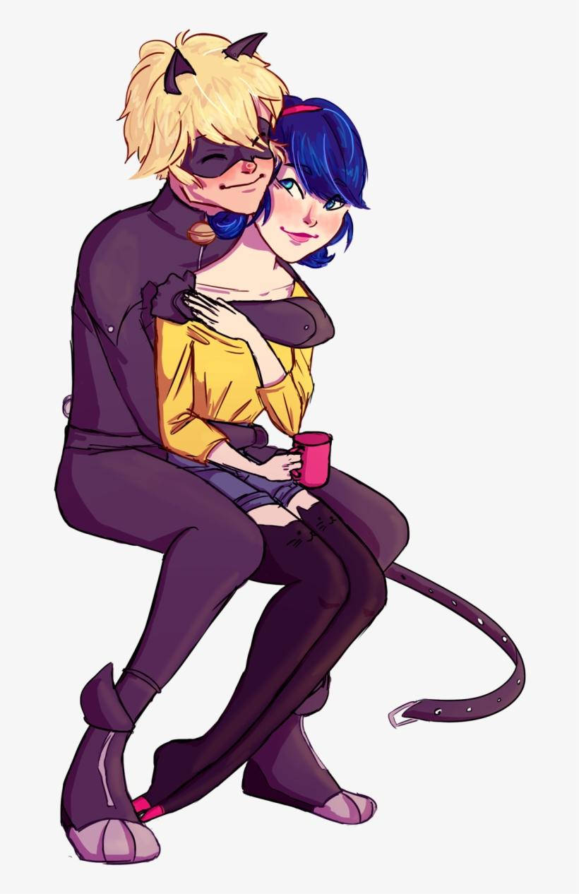 Ladybug與Cat Noir親吻擁抱 壁紙 — 一個貓主題的動漫角色擁抱一個藍髮女孩，她拿著一個紅色杯子，背景是純白色。