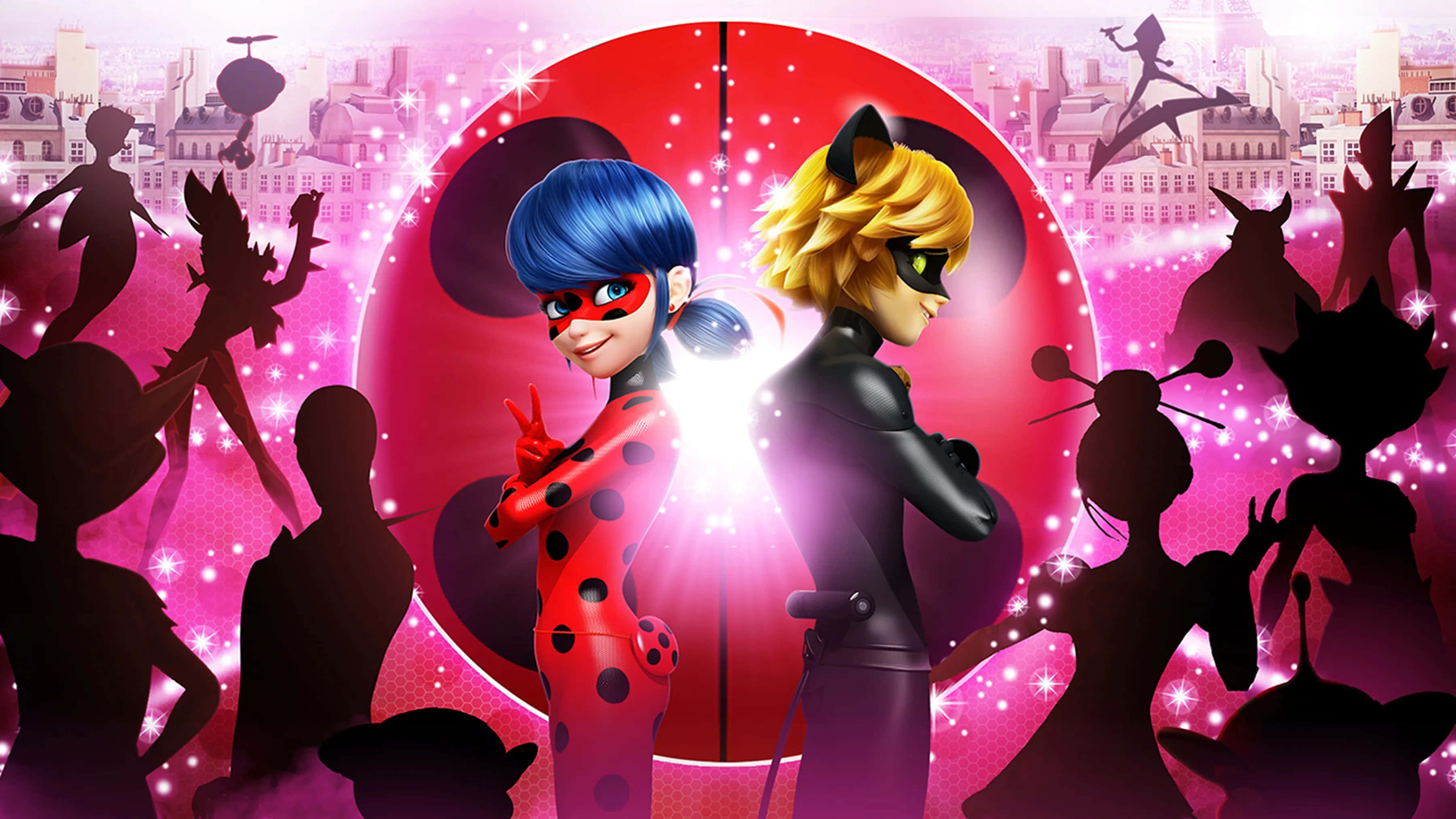 Ladybug與Cat Noir運用特殊能力拯救巴黎 壁紙 — 兩位動畫英雄穿著超級英雄服裝，站在發光的紅色瓢蟲標誌前，背景是閃閃發光的粉紅色城市景觀。