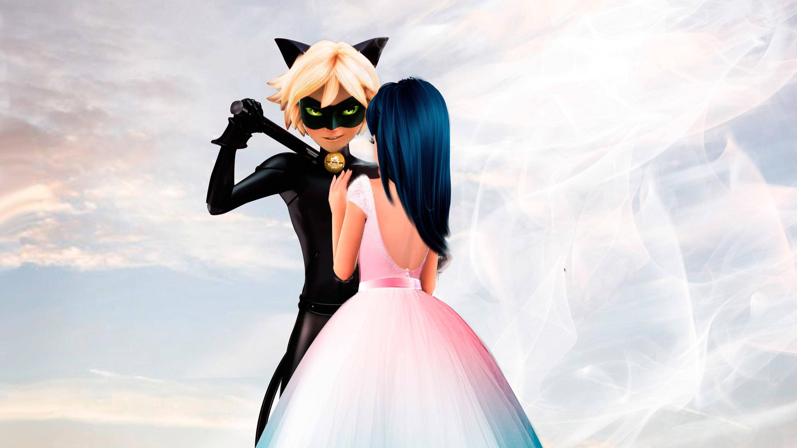 Ladybug與Cat Noir親吻婚紗禮服 壁紙 — 一個貓主題的超級英雄穿著黑色西裝，在柔和的雲天背景下擁抱一個穿著粉藍色長袍的女孩。