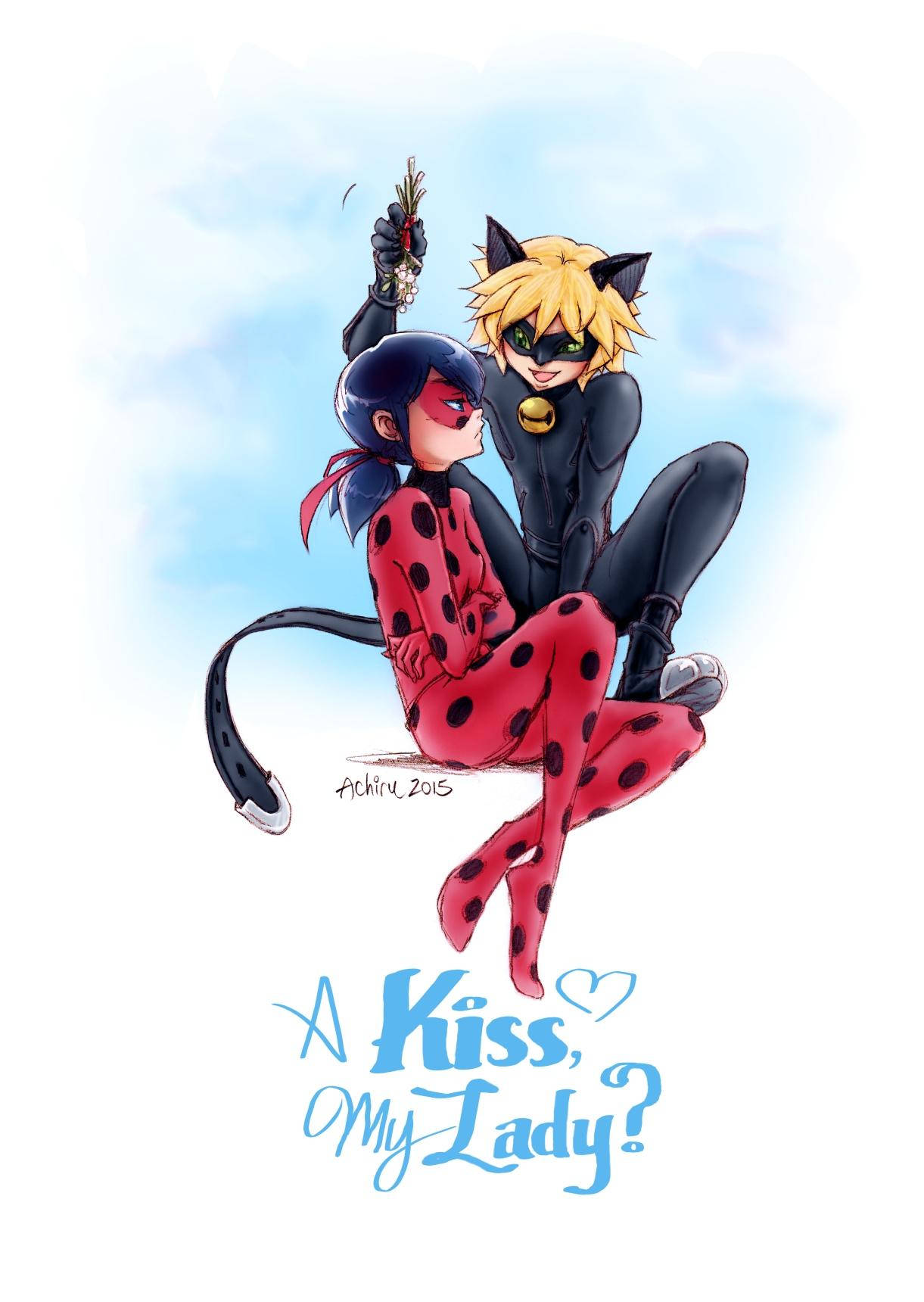 Ladybug與Cat Noir親吻水彩風 壁紙 — 兩個動漫角色穿著超級英雄服裝，在柔和的藍天背景下俏皮地擺姿勢。