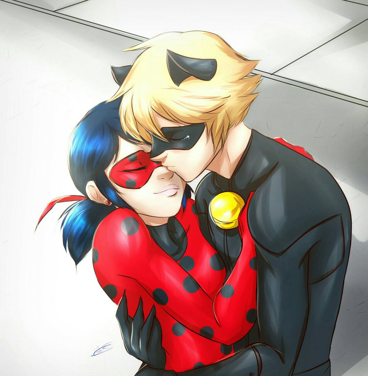 Ladybug與Cat Noir親吻金鈴 壁紙 — 一個溫柔的動漫風格擁抱，介於金髮蒙面英雄和穿著紅色圓點套裝的藍髮女士之間。