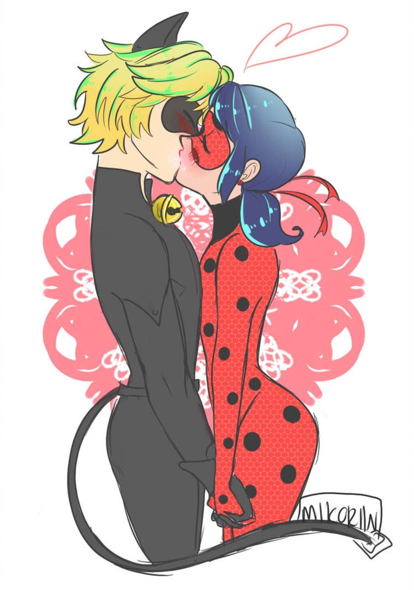 Ladybug與Cat Noir親吻粉絲藝術 壁紙 — 一對風格化的動漫情侶在粉紅色花朵爆發和頭頂心形輪廓中接吻。