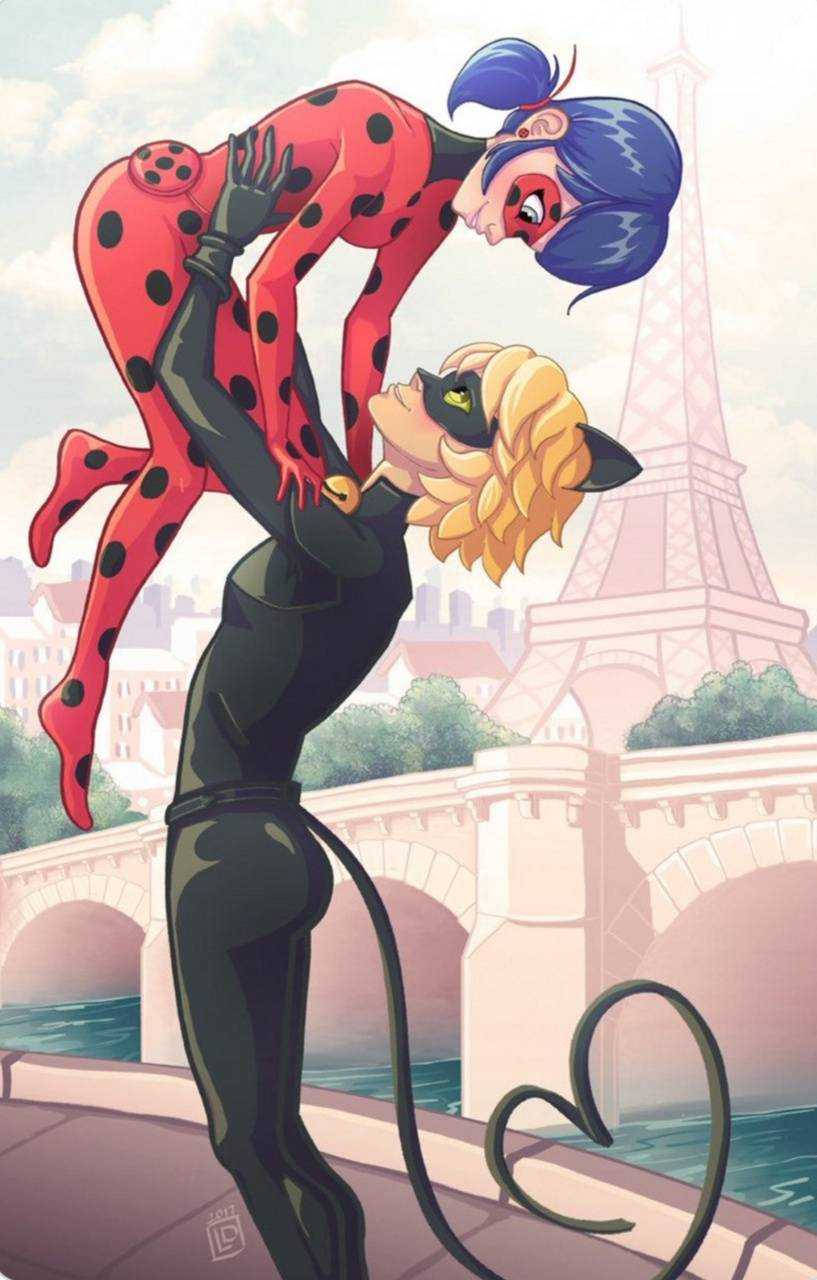Ladybug與Cat Noir親吻在巴黎 壁紙 — 一位身穿紅色圓點套裝的女超級英雄被她的搭檔（穿著黑色貓咪服裝）舉起，背景是巴黎的艾菲爾鐵塔。