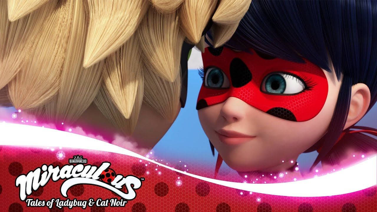 Ladybug與Cat Noir親吻奇蹟 壁紙 — Ladybug 戴著紅色面具，在閃爍的粉紅色和藍色背景下，溫柔地凝視 Cat Noir 的金色頭髮的特寫。