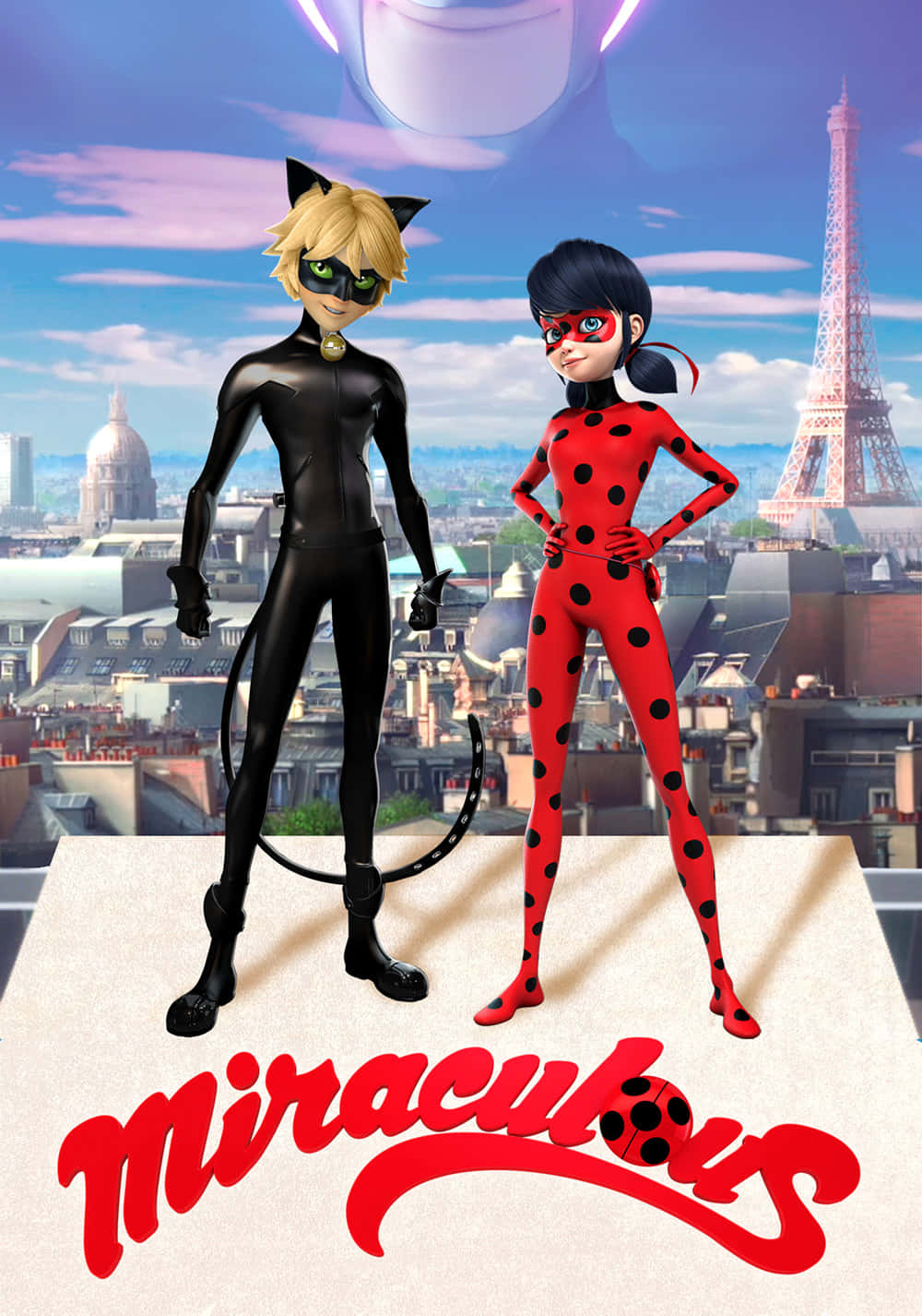 Ladybug與Cat Noir拯救巴黎 壁紙 — 兩個動畫超級英雄站在巴黎屋頂上，背景是艾菲爾鐵塔，天空湛藍。