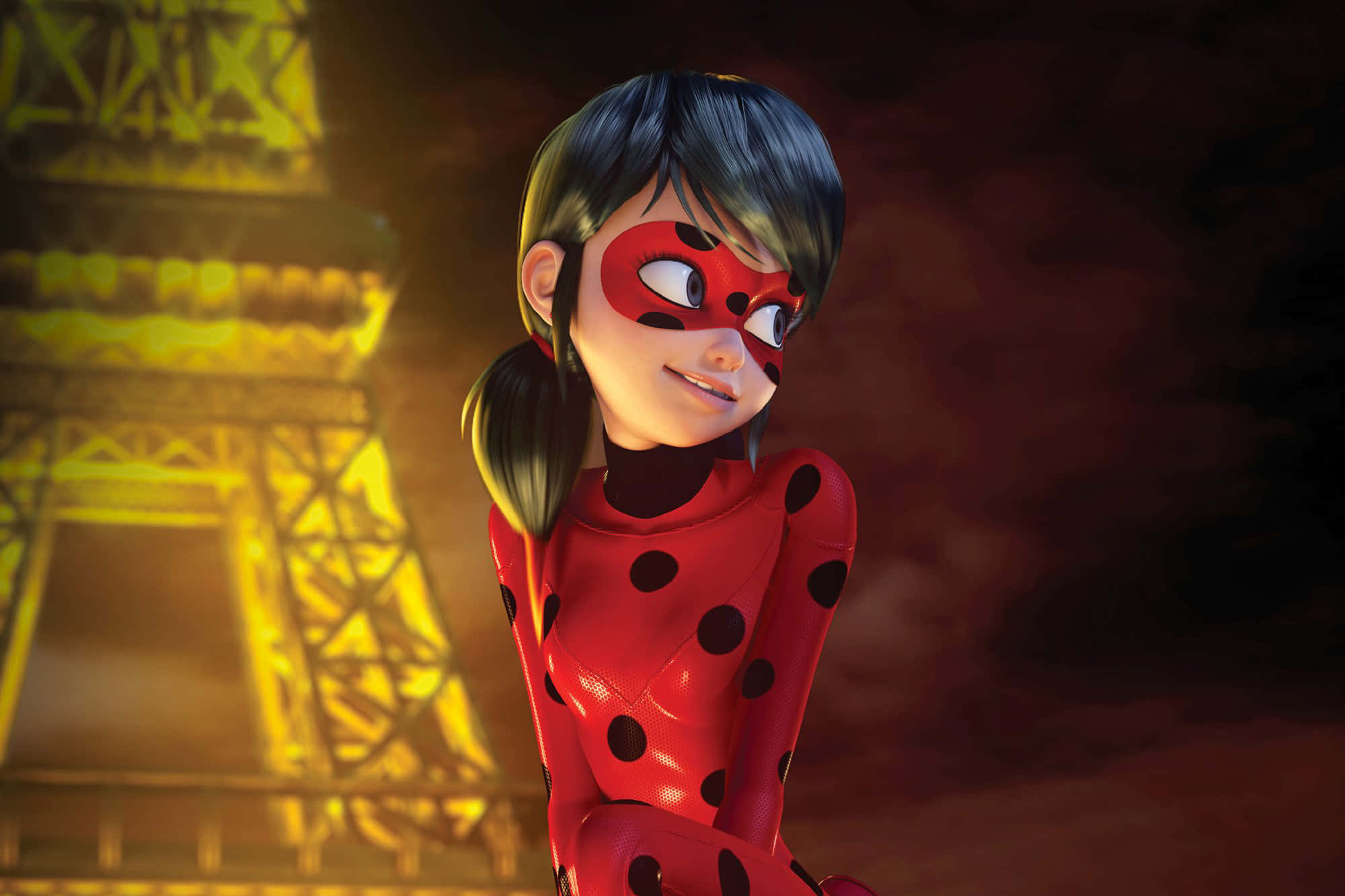 Ladybug與Cat Noir — 奇蹟雙人組 壁紙 — 一個微笑的動畫瓢蟲超級英雄站在夜晚發光的艾菲爾鐵塔前。