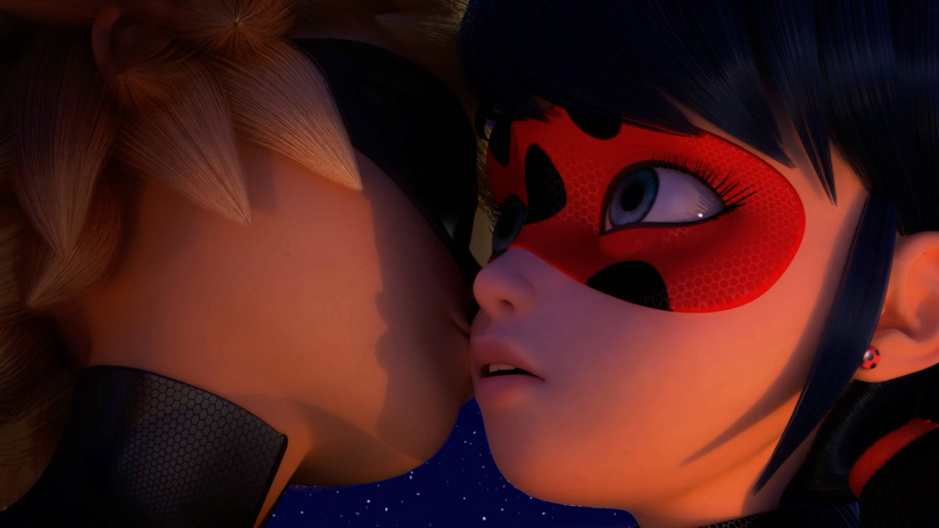 Ladybug與Cat Noir親吻面具 壁紙 — 兩個動畫角色在溫柔時刻的特寫，一個戴著紅色面具，另一個有金色頭髮，沐浴在溫暖的橙色光線中。