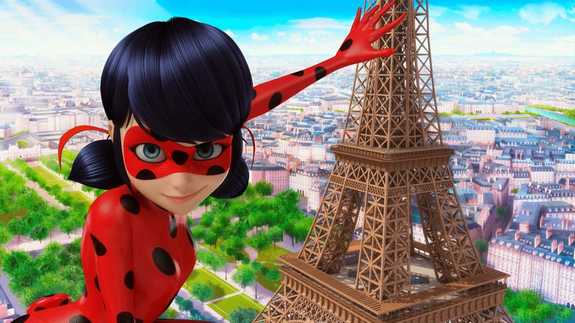 Ladybug與Cat Noir — 準備行動！ 壁紙 — 一隻穿著紅黑服裝的快樂瓢蟲超級英雄，在明亮的巴黎天際線背景下，於艾菲爾鐵塔旁擺姿勢。