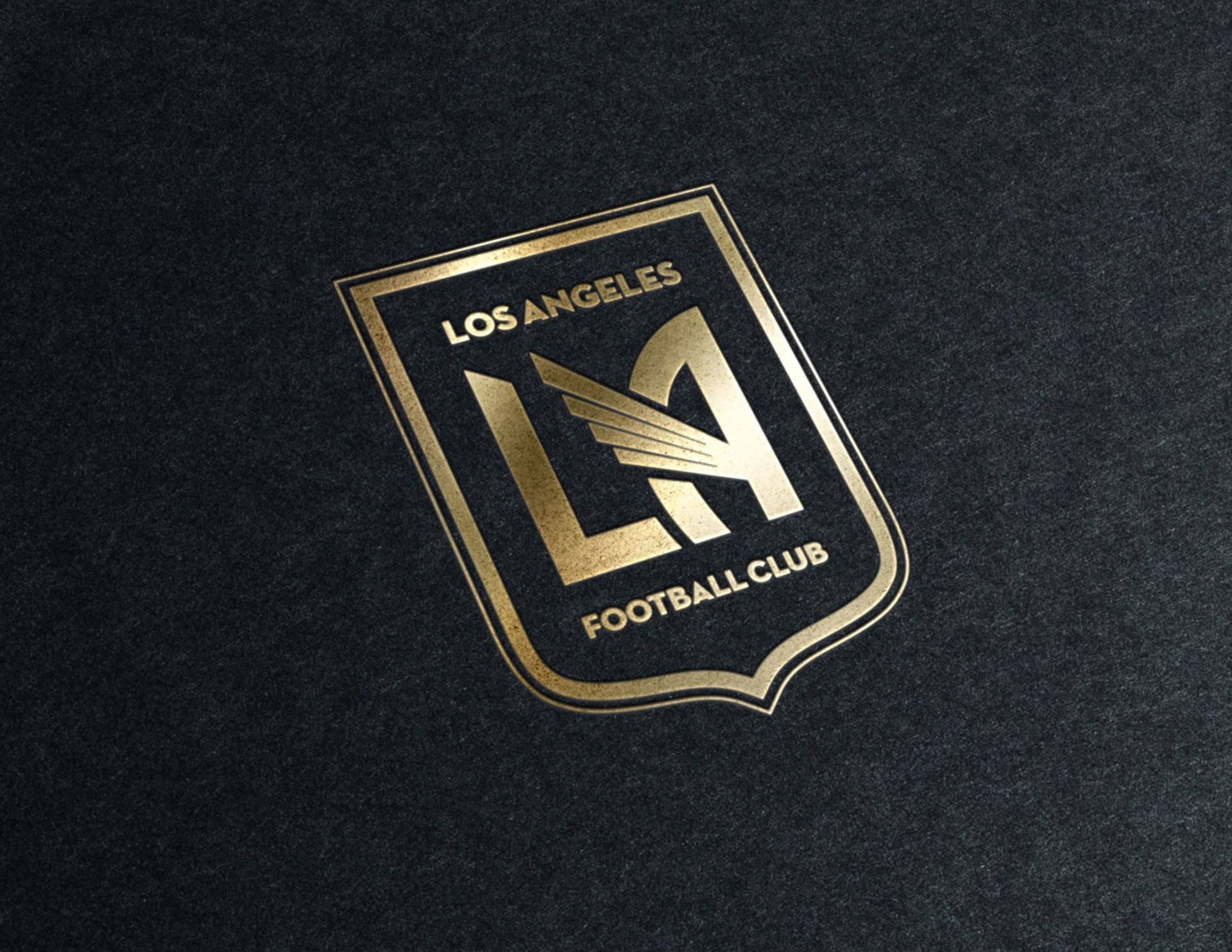 金色LAFC徽章在黑色紋理背景上