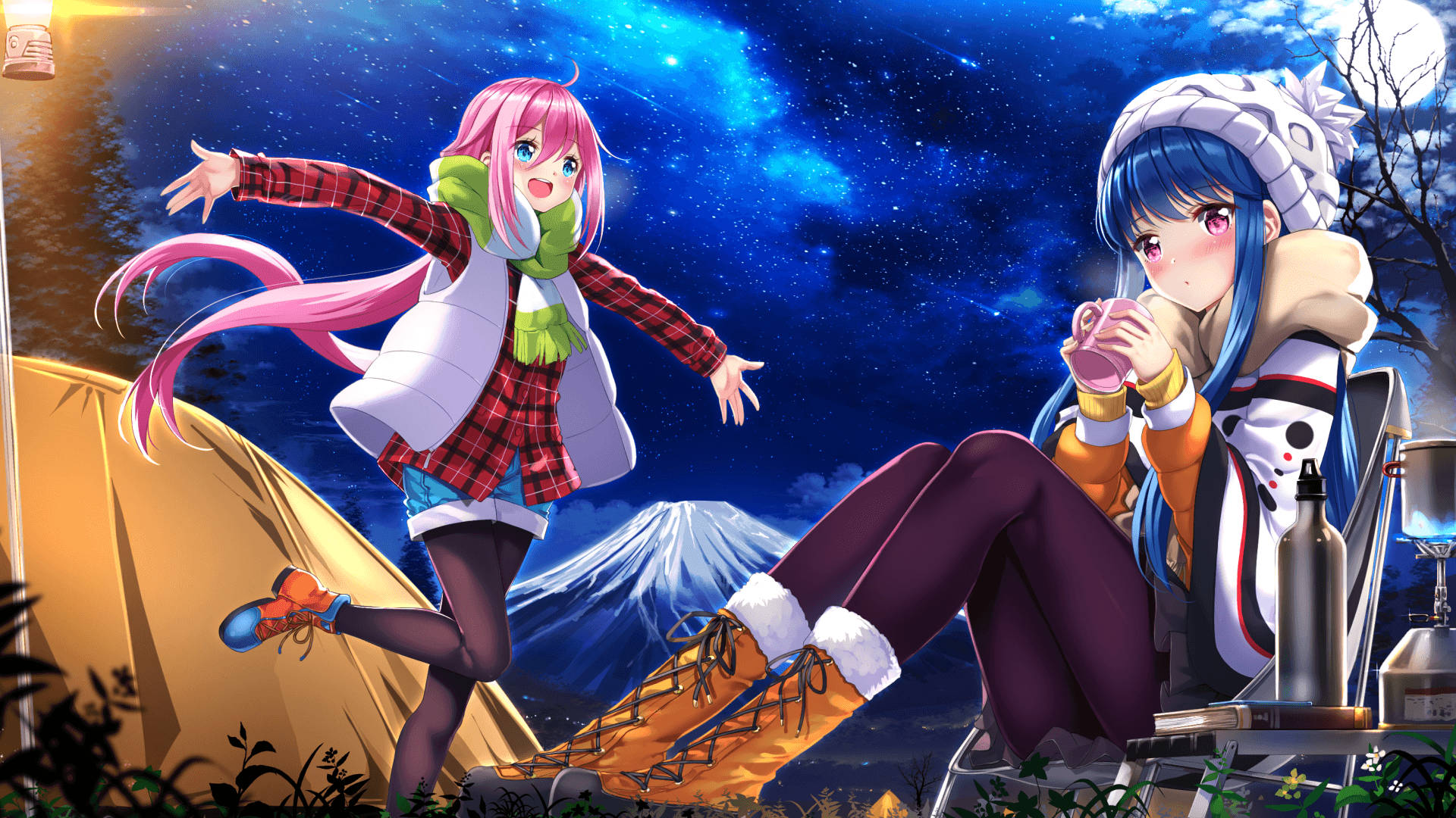 Laid Back Camp 夜間露營藝術 壁紙 — 兩個動漫女孩在星空下露營，靠近發光的帳篷，背景是雪山。
