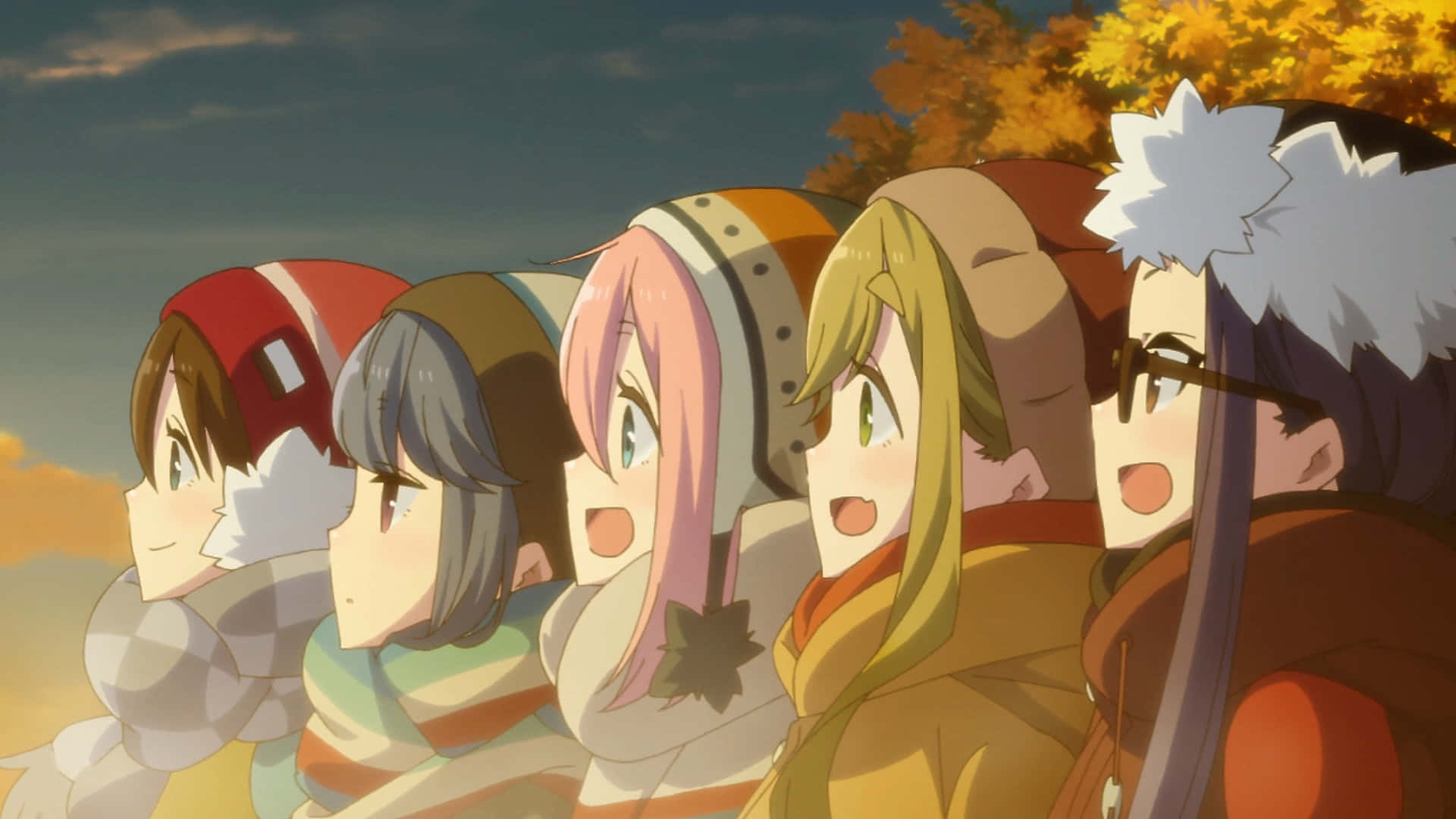 Laid Back Camp 湖面奇幻日出 壁紙 — 五個動漫角色戴著冬季帽子和圍巾，在金色秋空前凝視前方。