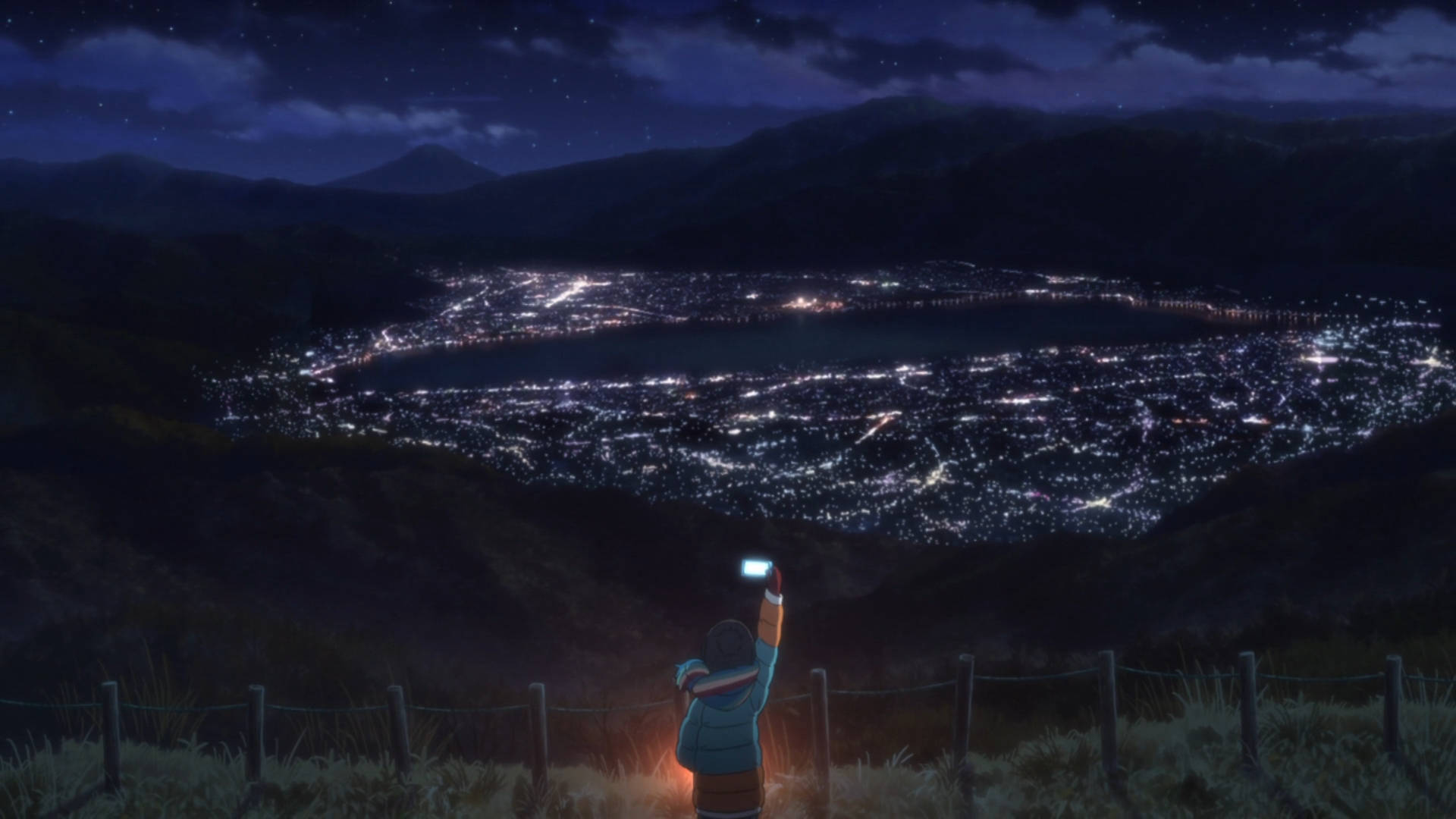 Laid Back Camp 城市夜景 壁紙 — 夜晚山頂上的一個孤獨身影捕捉到星空中山谷裡閃爍的城市景觀。