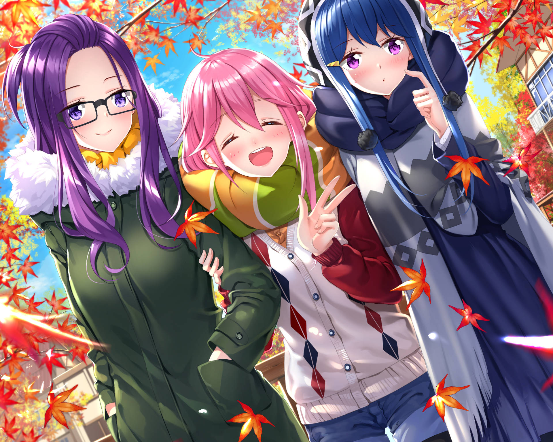 Laid Back Camp 秋日角色 壁紙 — 三個穿著秋季外套的動漫女孩在明亮的藍天下，在飄落的楓葉下笑著擺姿勢。