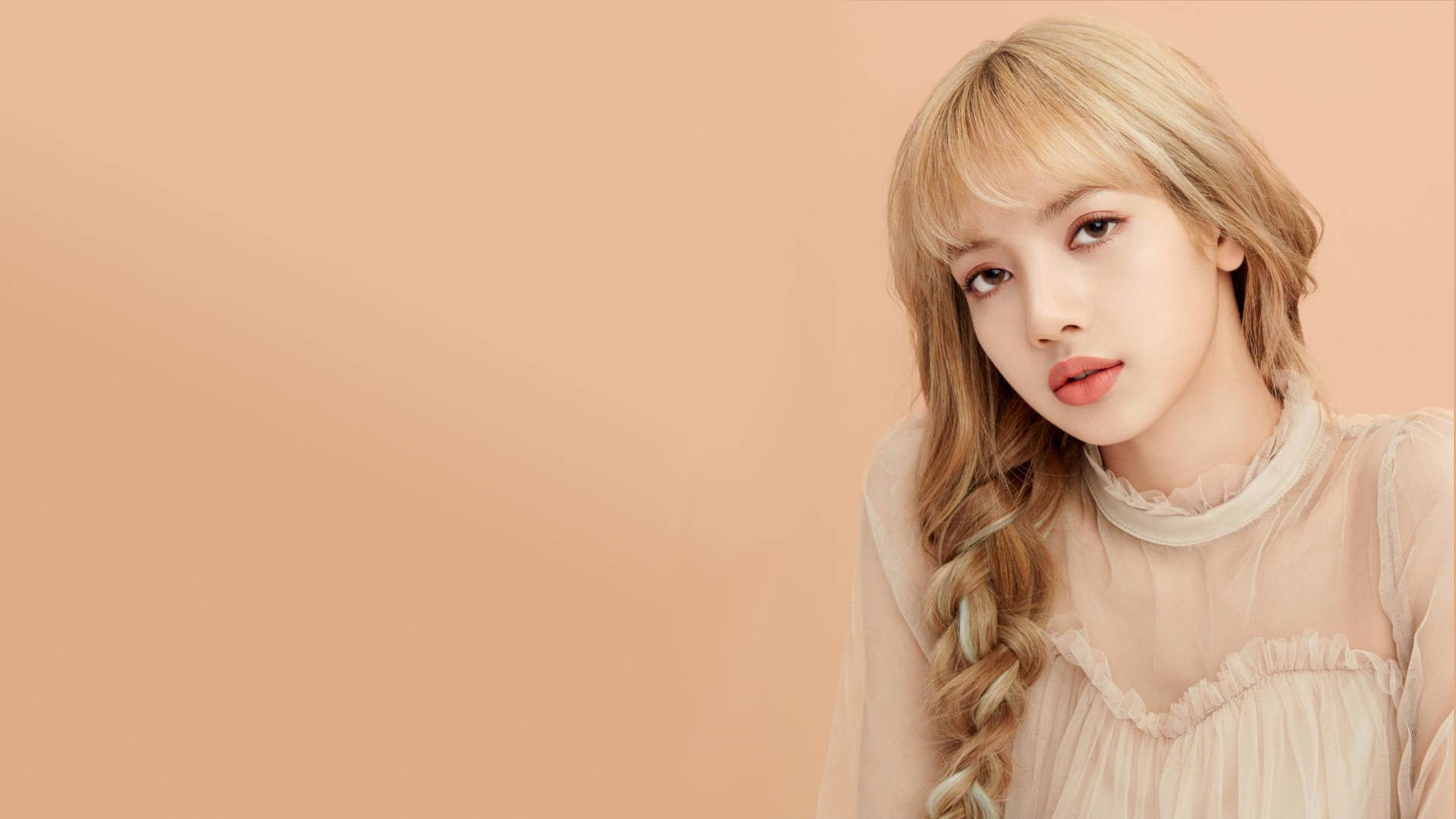 Lalisa Manoban 米色背景 BLACKPINK 桌面壁紙 壁紙 — 一位金髮辮年輕女性，在純桃色背景前溫柔凝視，身穿透薄粉彩上衣。