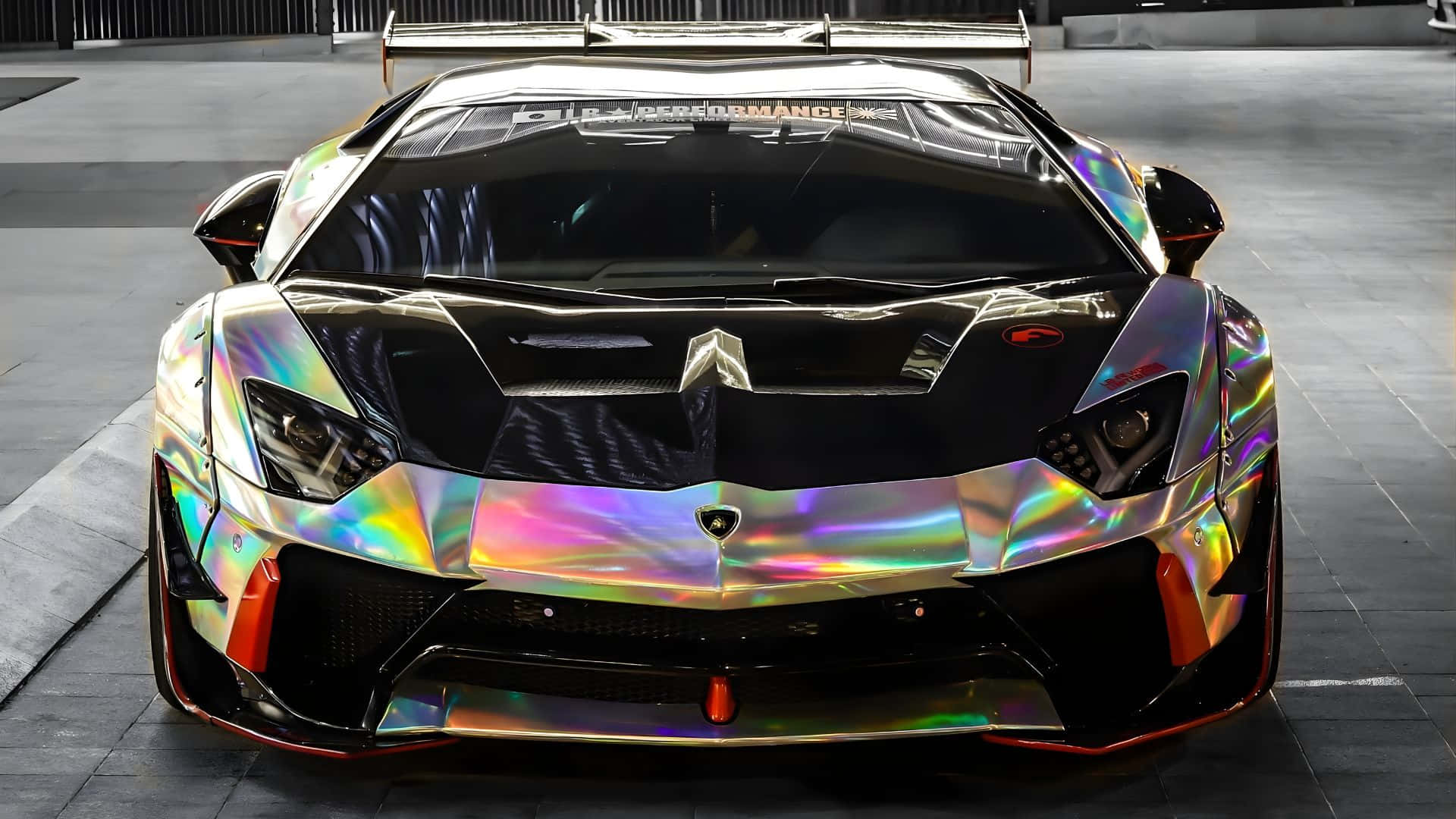  壁紙 — 林寶堅尼跑車正面圖，車身帶有虹彩塗裝，在深色瓷磚地板上反射光線。