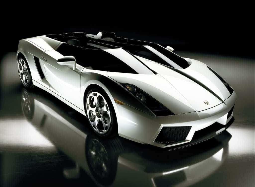 十大未來感跑車：Lamborghini Concept S 壁紙 — 一輛帶有黑色飾邊的時尚白色林寶堅尼跑車在反光地板上於攝影棚燈光下閃閃發光。