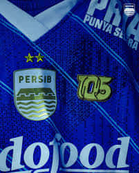  壁紙 — 藍色足球球衣特寫，帶有Persib標誌星星和贊助商文字。
