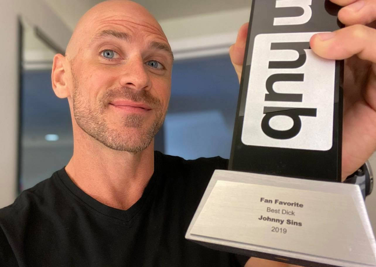 男子手持 Fan Favorite Best Dick 2019 獎牌