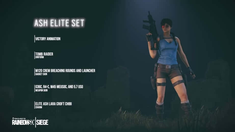 Rainbow Six Siege Ash 桌布 壁紙 — Lara Croft 身穿藍色背心和啡色短褲，在昏暗的森林中手持步槍，並帶有遊戲選單文字疊加。